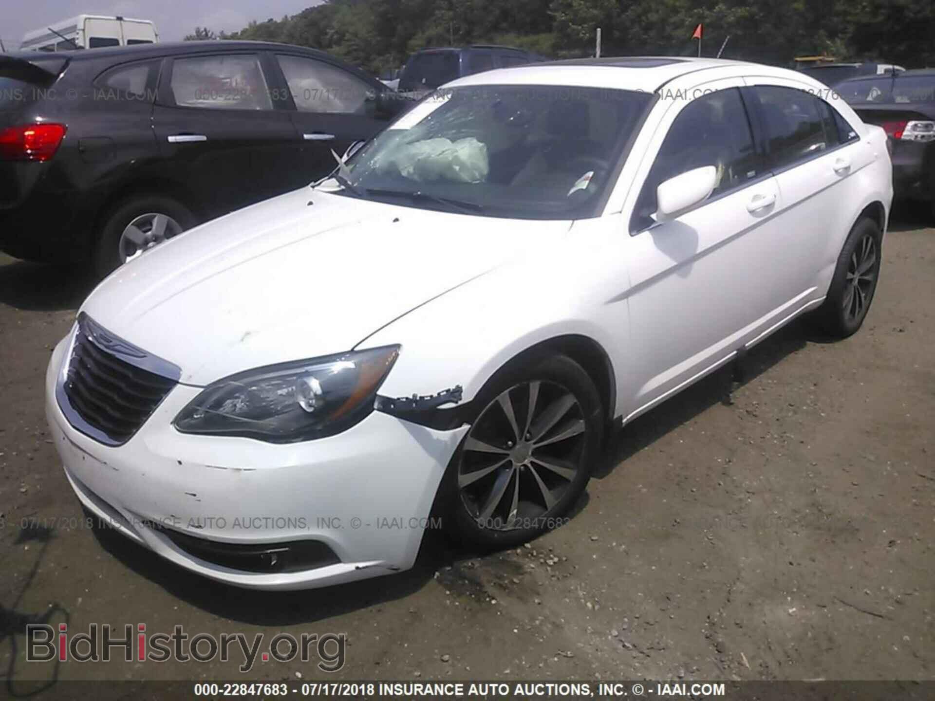 2013 Chrysler 200 - VIN: 1C3CCBCG8DN621122 - Photo 2