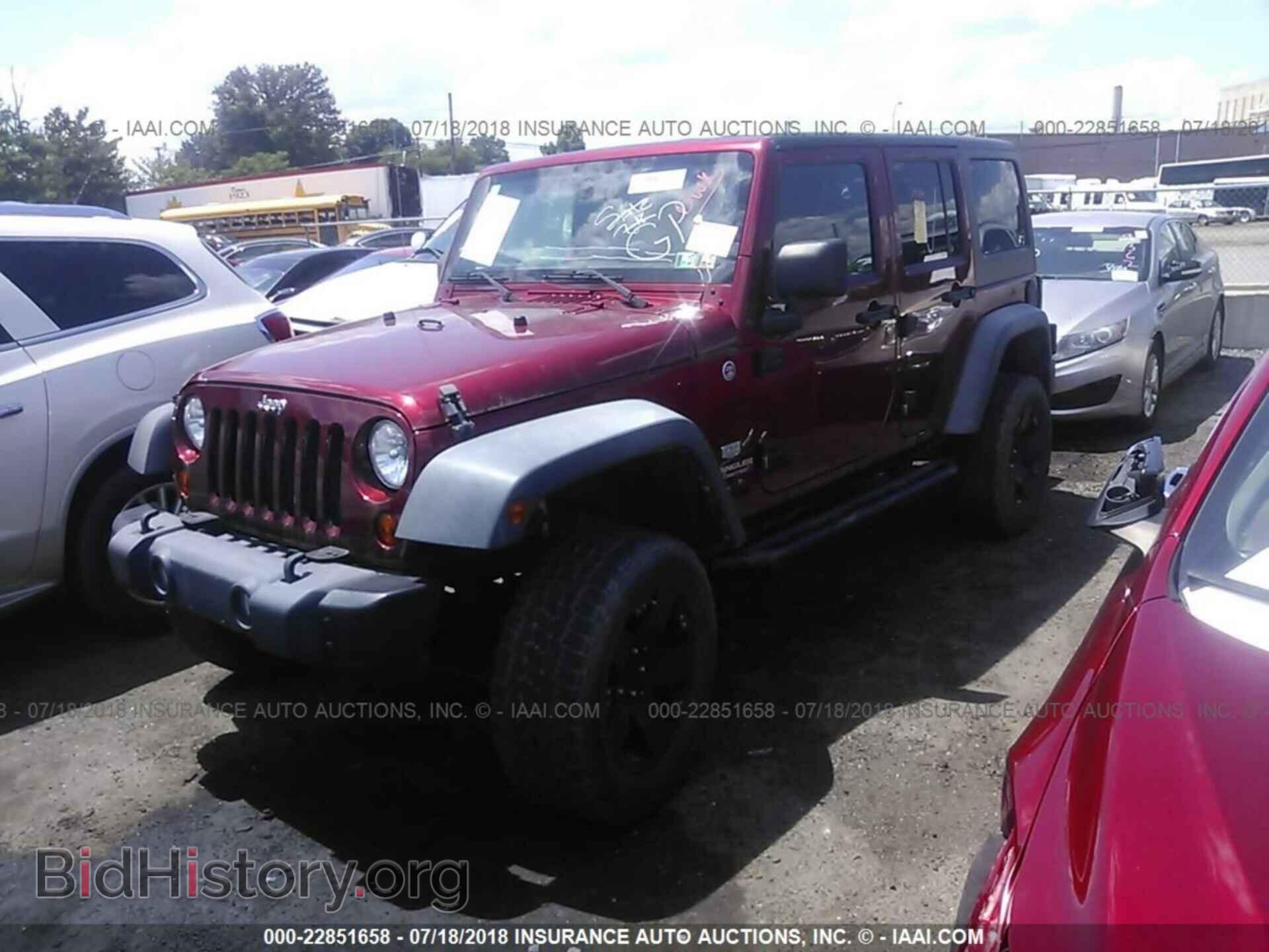 2011 Jeep Wrangler - VIN: 1J4HA3H15BL597933 - Фото 2