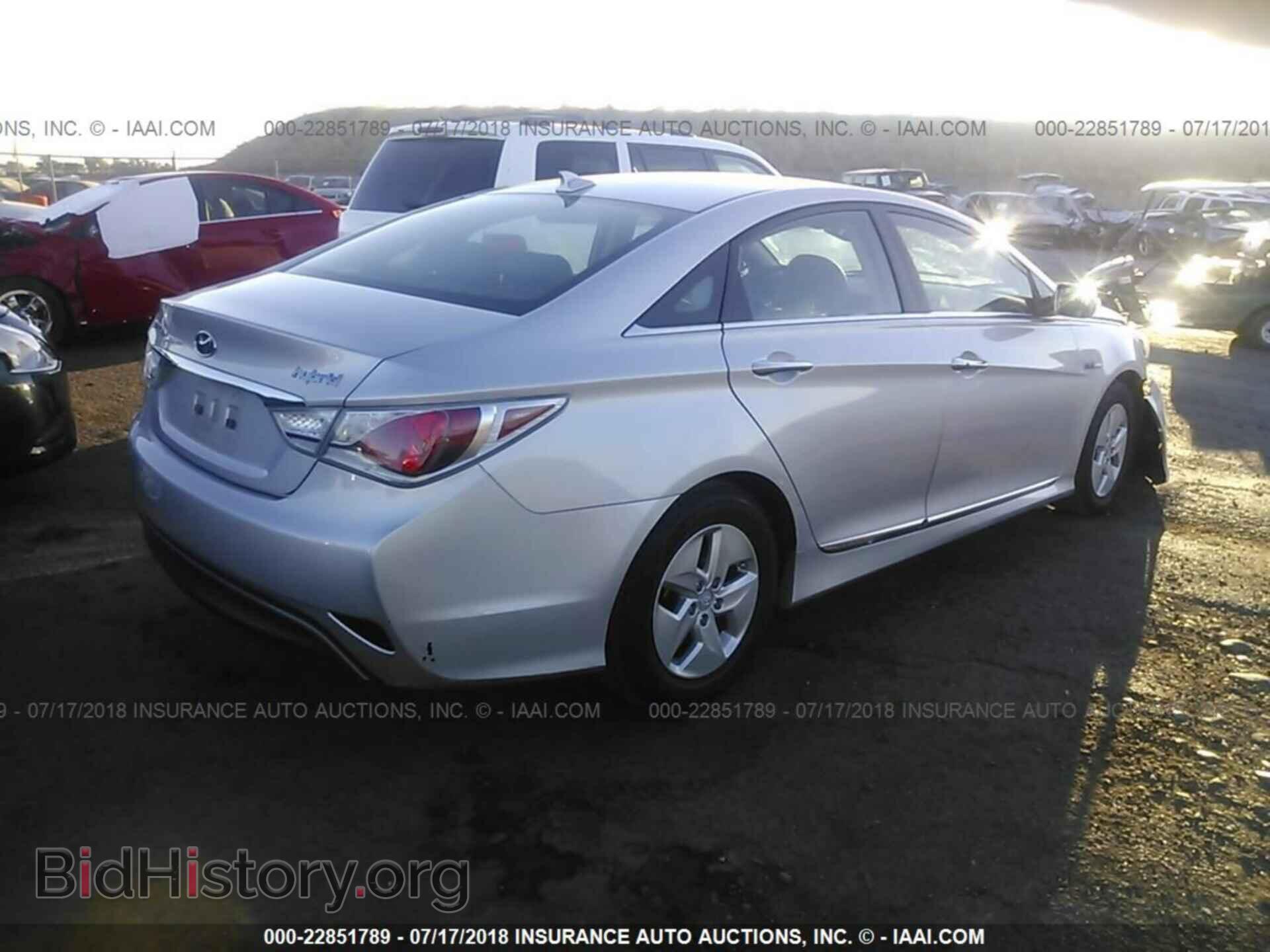 2012 Hyundai Sonata - VIN: KMHEC4A46CA045203 - Photo 4