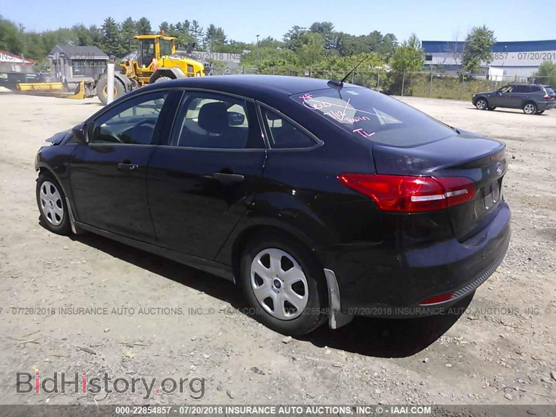 2016 Ford Focus - VIN: 1FADP3E23GL389076 - Photo 3