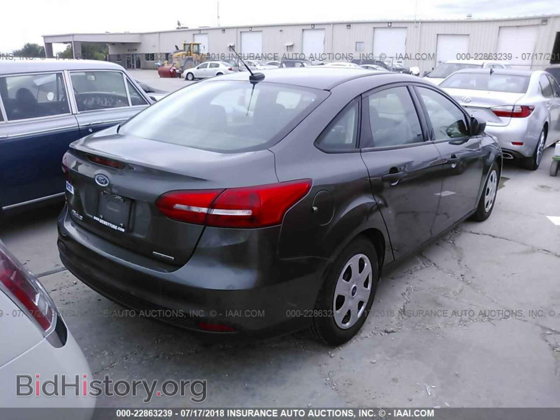 2016 Ford Focus - VIN: 1FADP3E25GL215946 - Photo 4