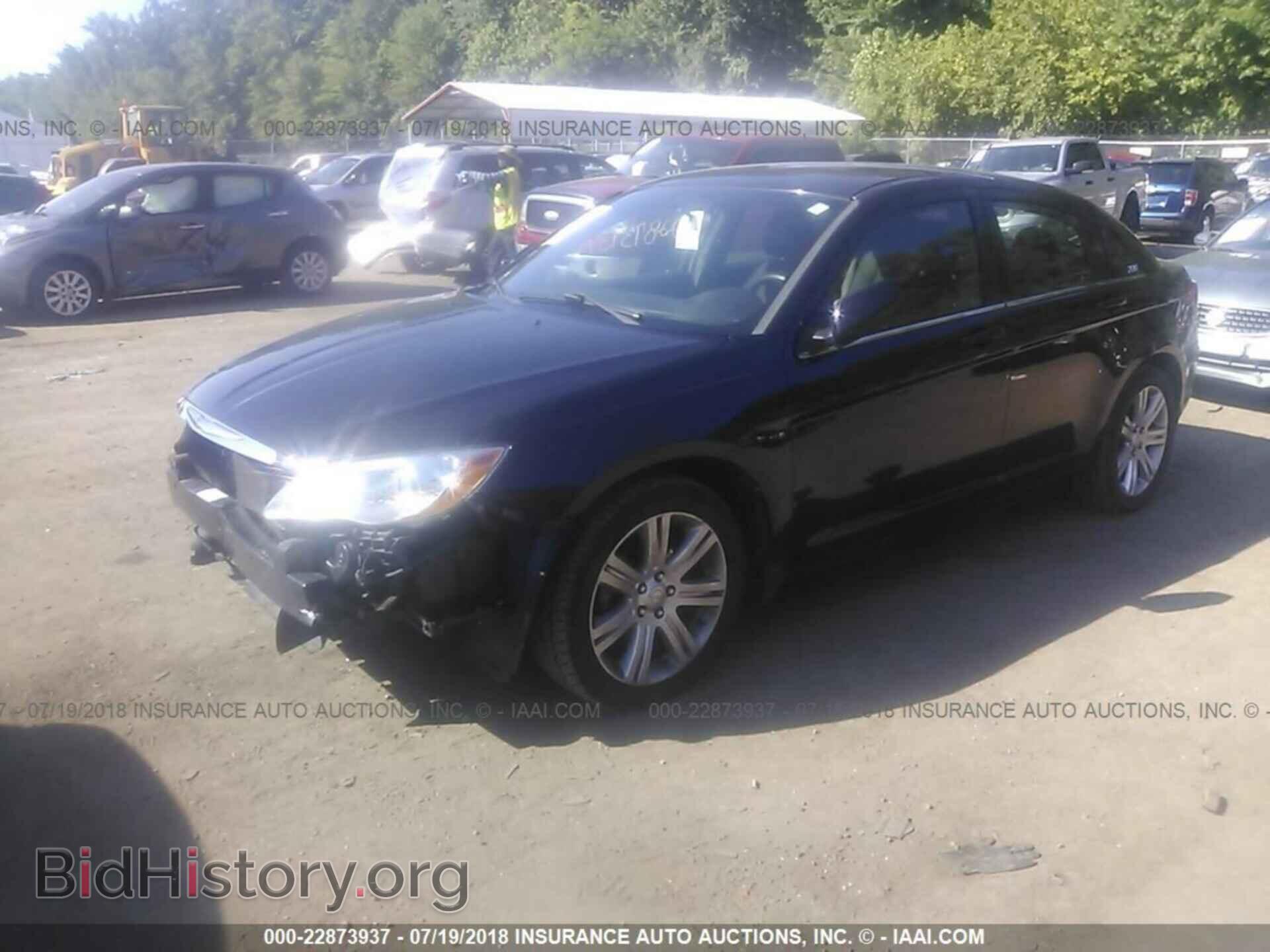 2013 Chrysler 200 - VIN: 1C3CCBAB3DN763398 - Фото 2