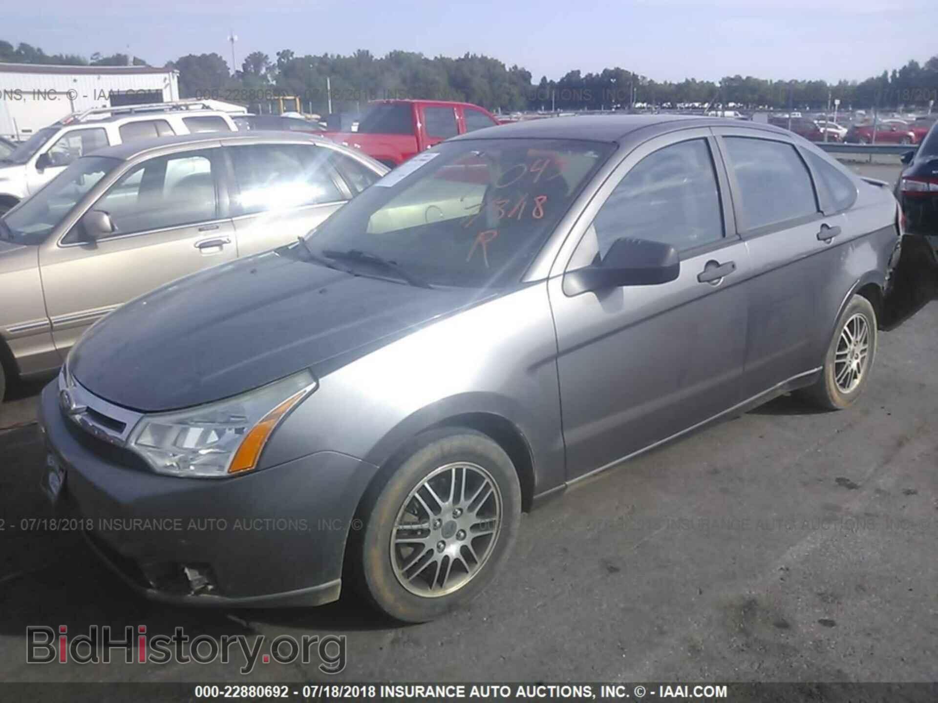 2011 Ford Focus - VIN: 1FAHP3FN6BW187043 - Photo 2