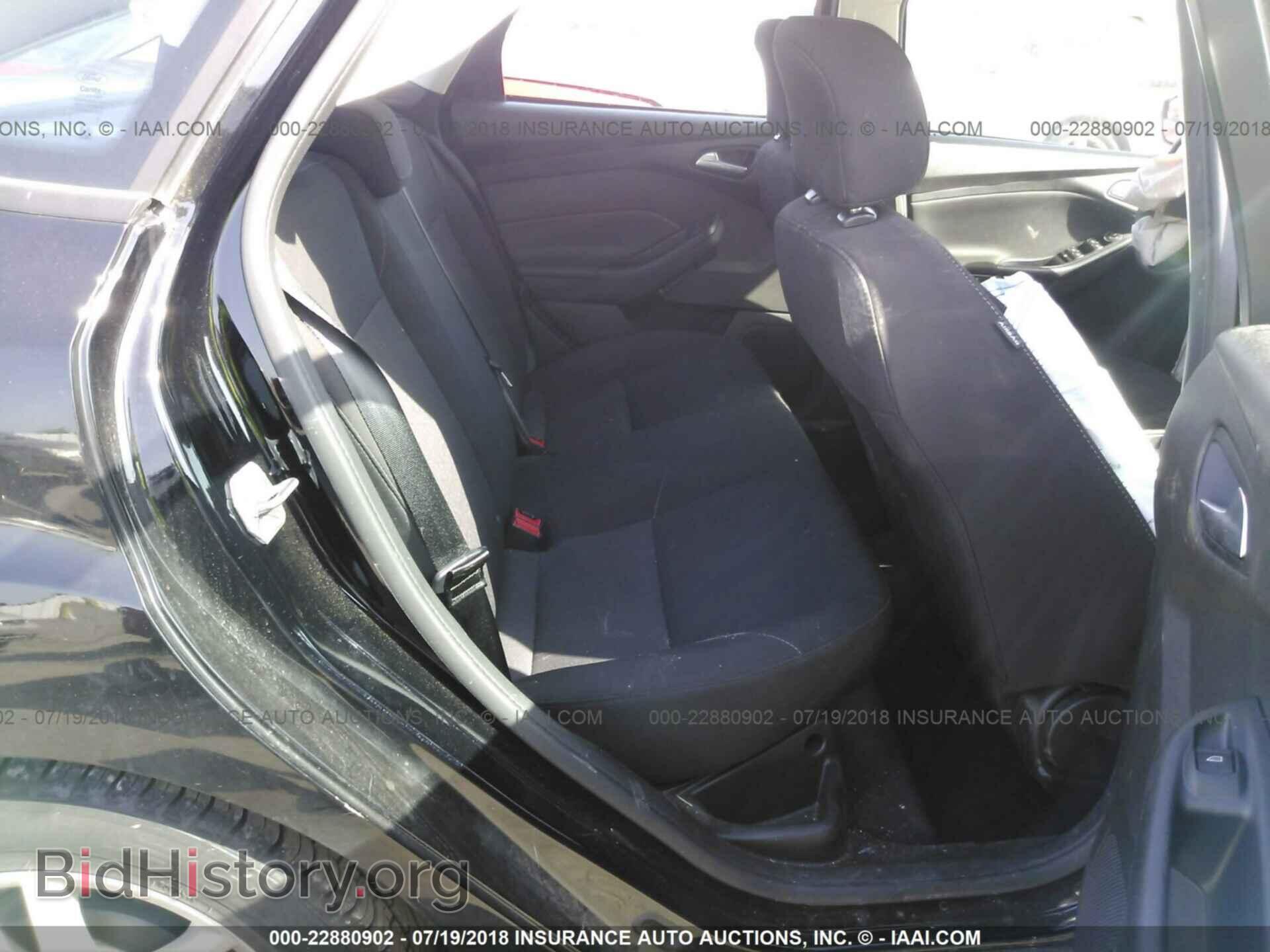 2016 Ford Focus - VIN: 1FADP3F22GL273933 - Photo 8