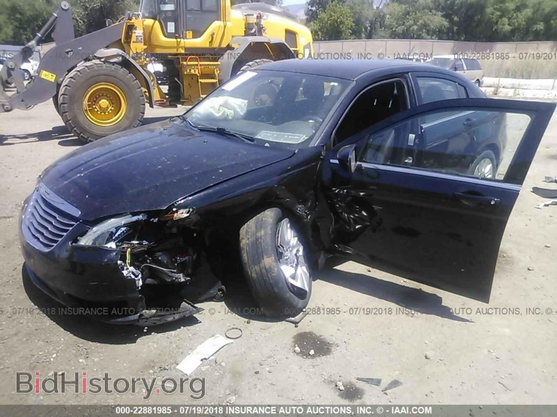 2013 Chrysler 200 - VIN: 1C3CCBAB4DN647160 - Фото 2
