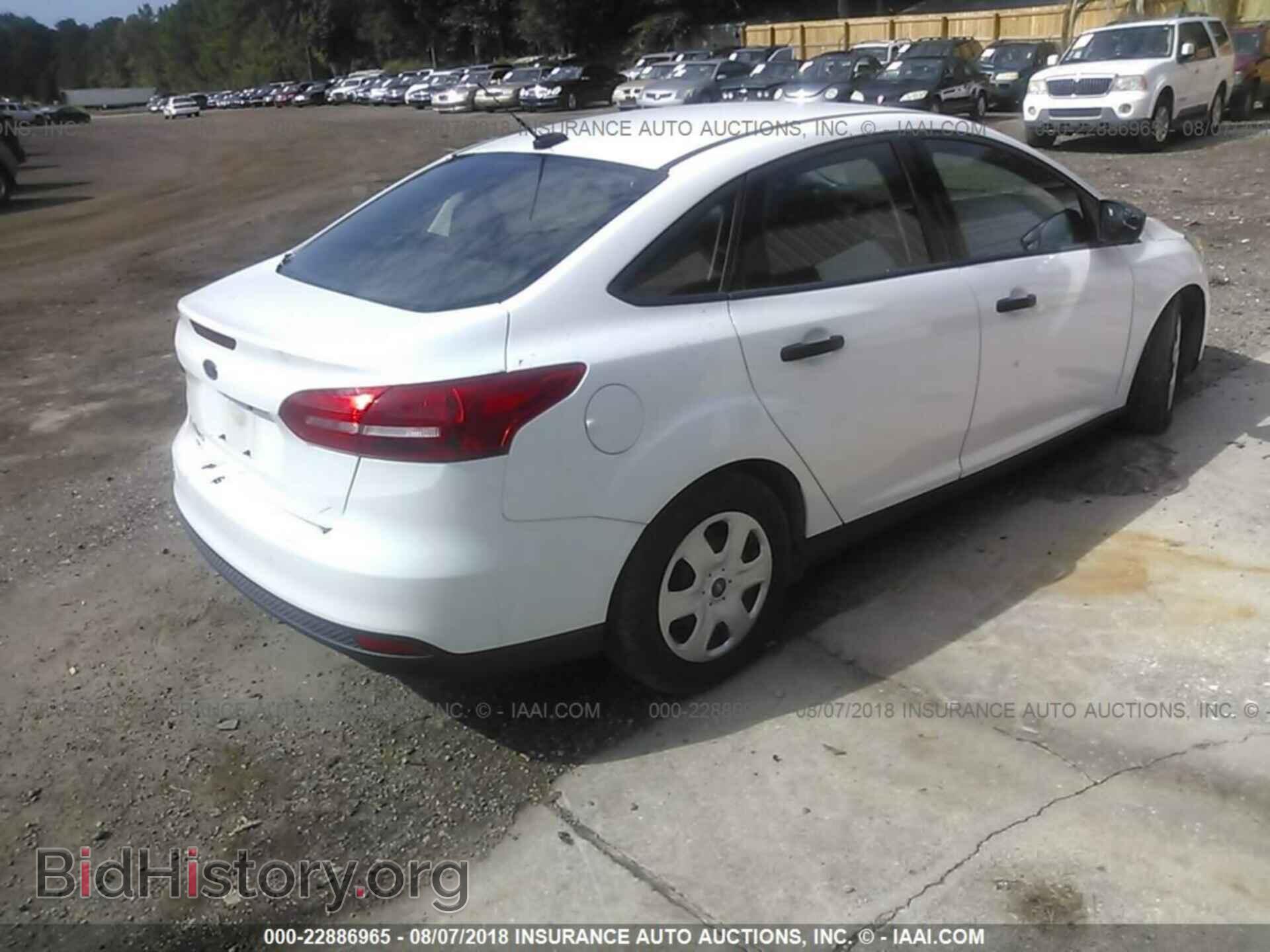 2015 Ford Focus - VIN: 1FADP3E24FL295982 - Photo 4