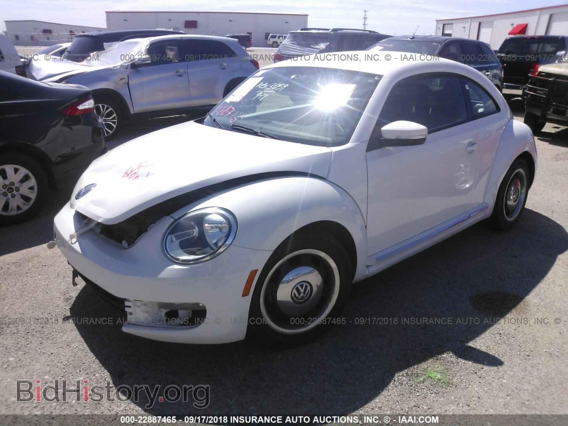 2012 Volkswagen Beetle - VIN: 3VWJP7AT7CM607321 - Фото 2