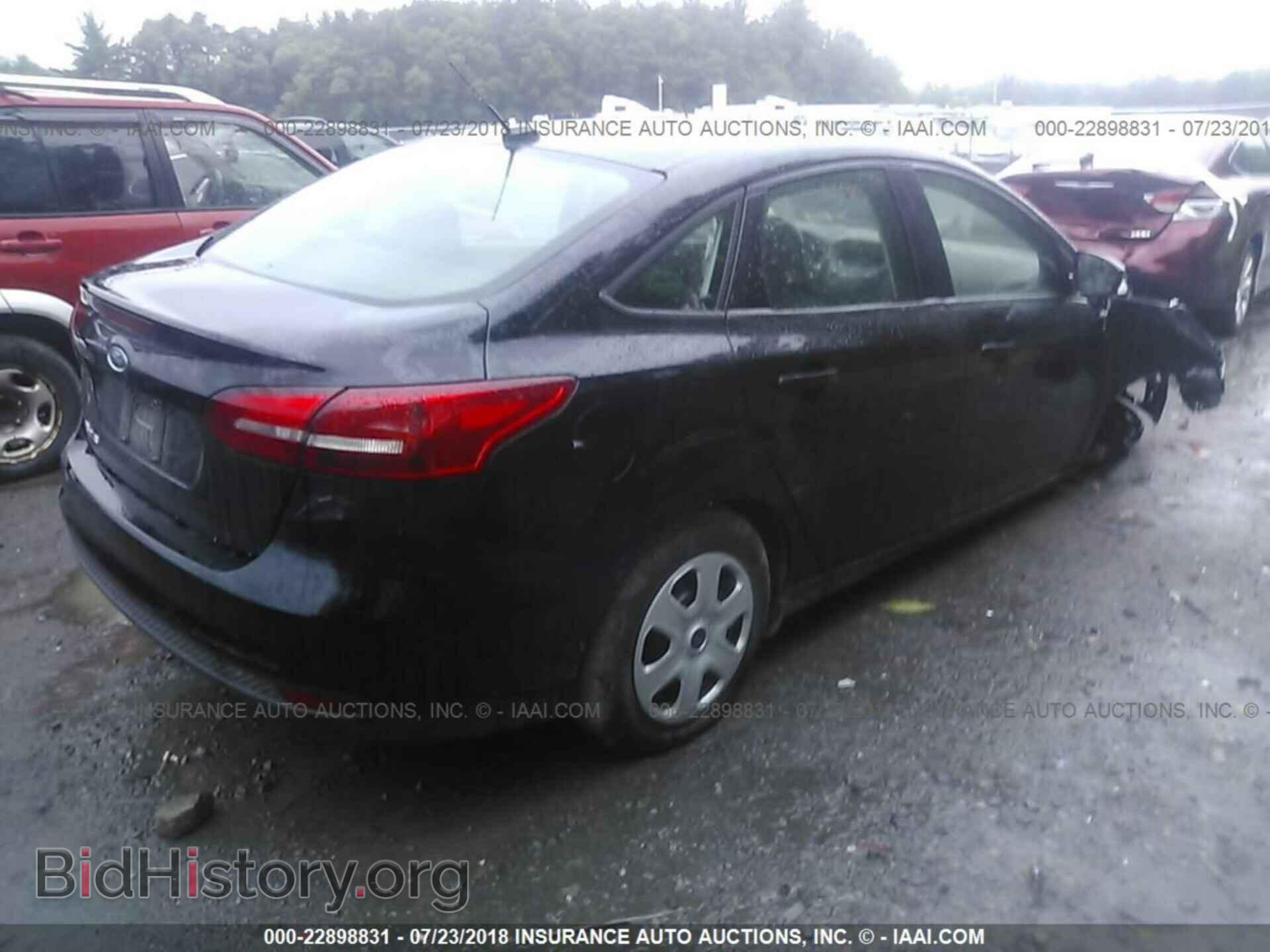 2016 Ford Focus - VIN: 1FADP3E25GL385028 - Photo 4