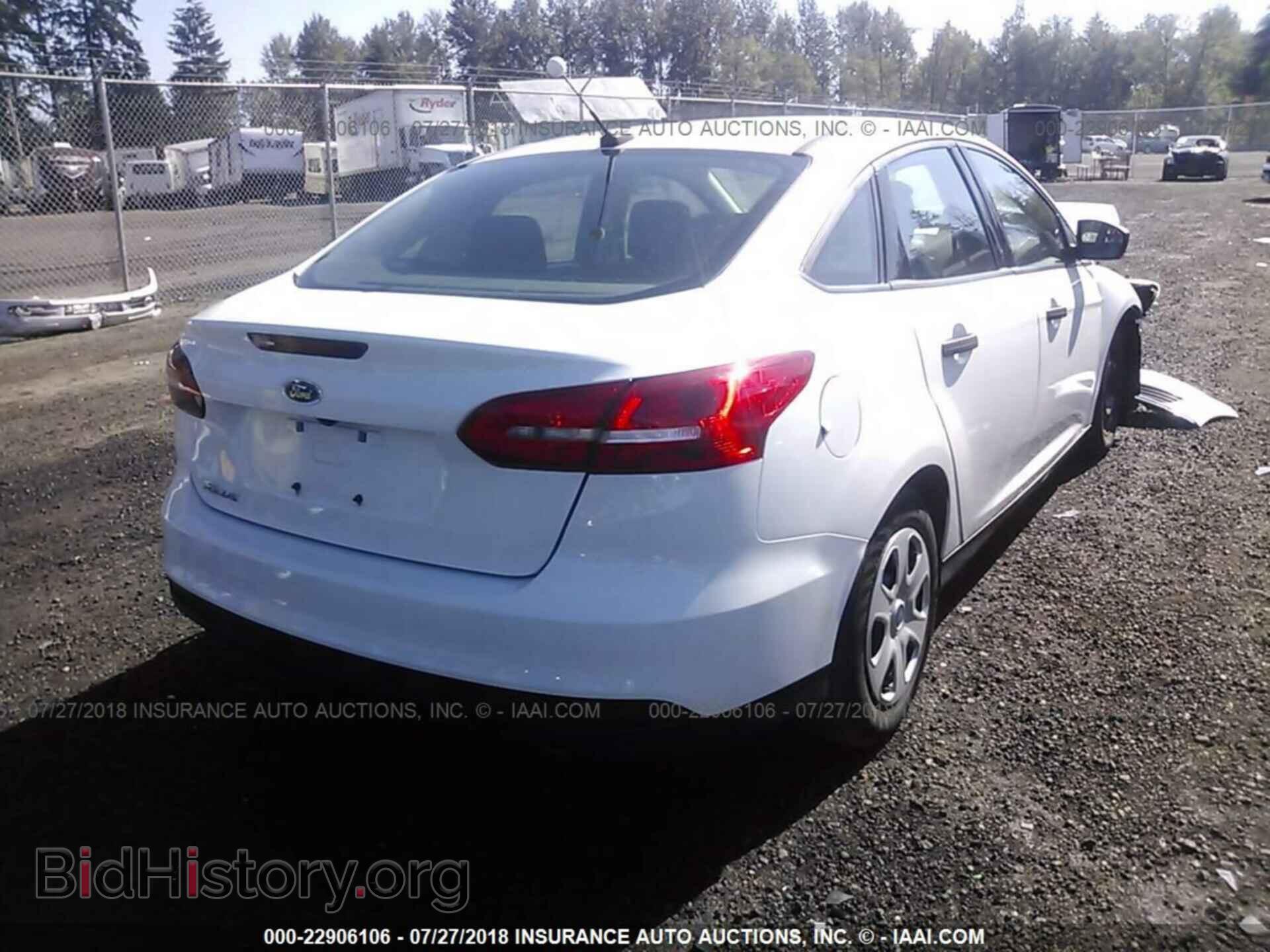 2016 Ford Focus - VIN: 1FADP3E20GL406299 - Photo 4