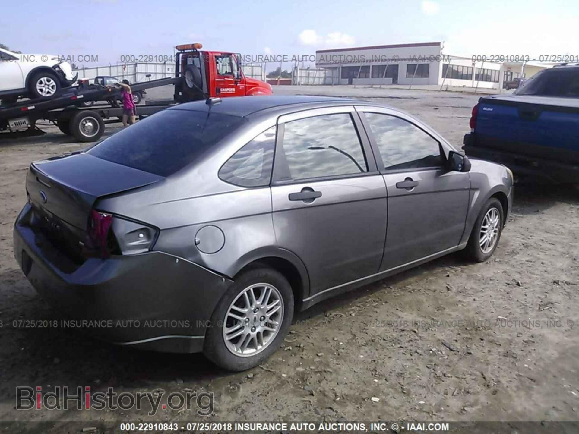 2011 Ford Focus - VIN: 1FAHP3FN6BW182490 - Photo 4