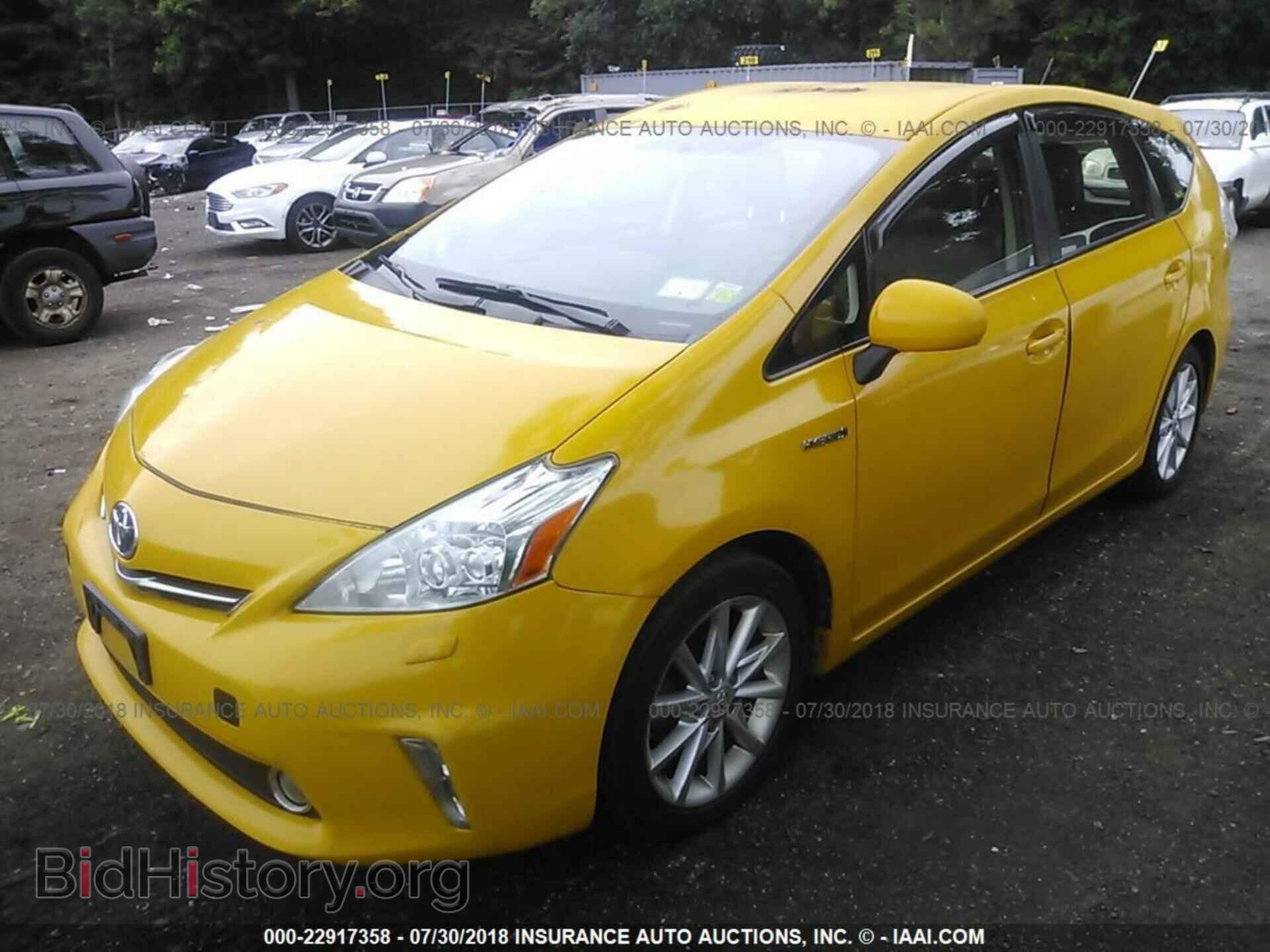 2014 Toyota Prius v - VIN: JTDZN3EU1EJ011998 - Фото 2