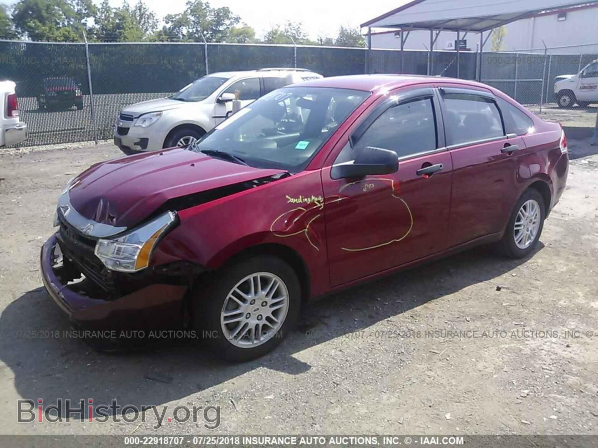 2011 Ford Focus - VIN: 1FAHP3FN5BW177958 - Фото 2