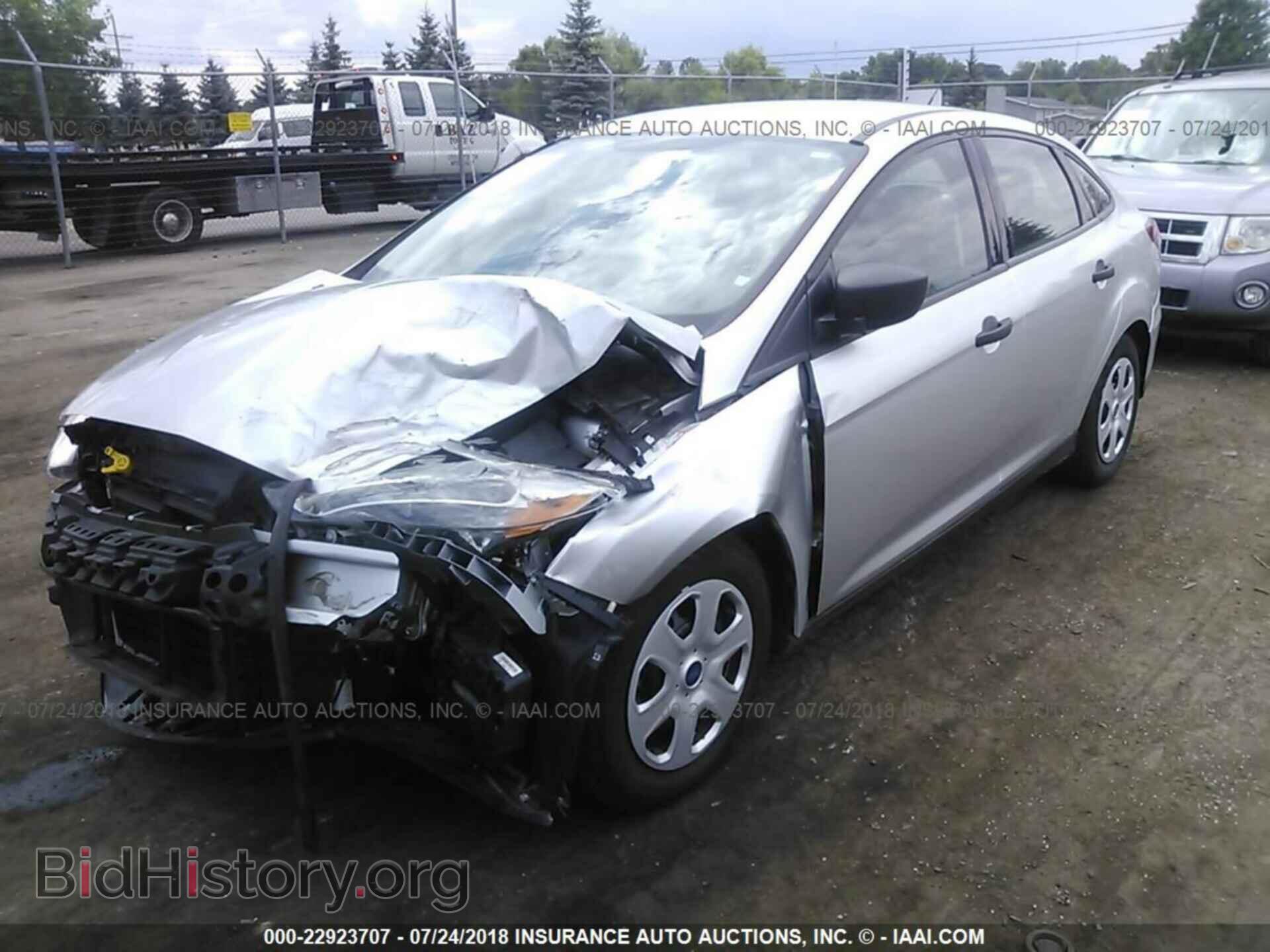 2017 Ford Focus - VIN: 1FADP3E2XHL328230 - Photo 2