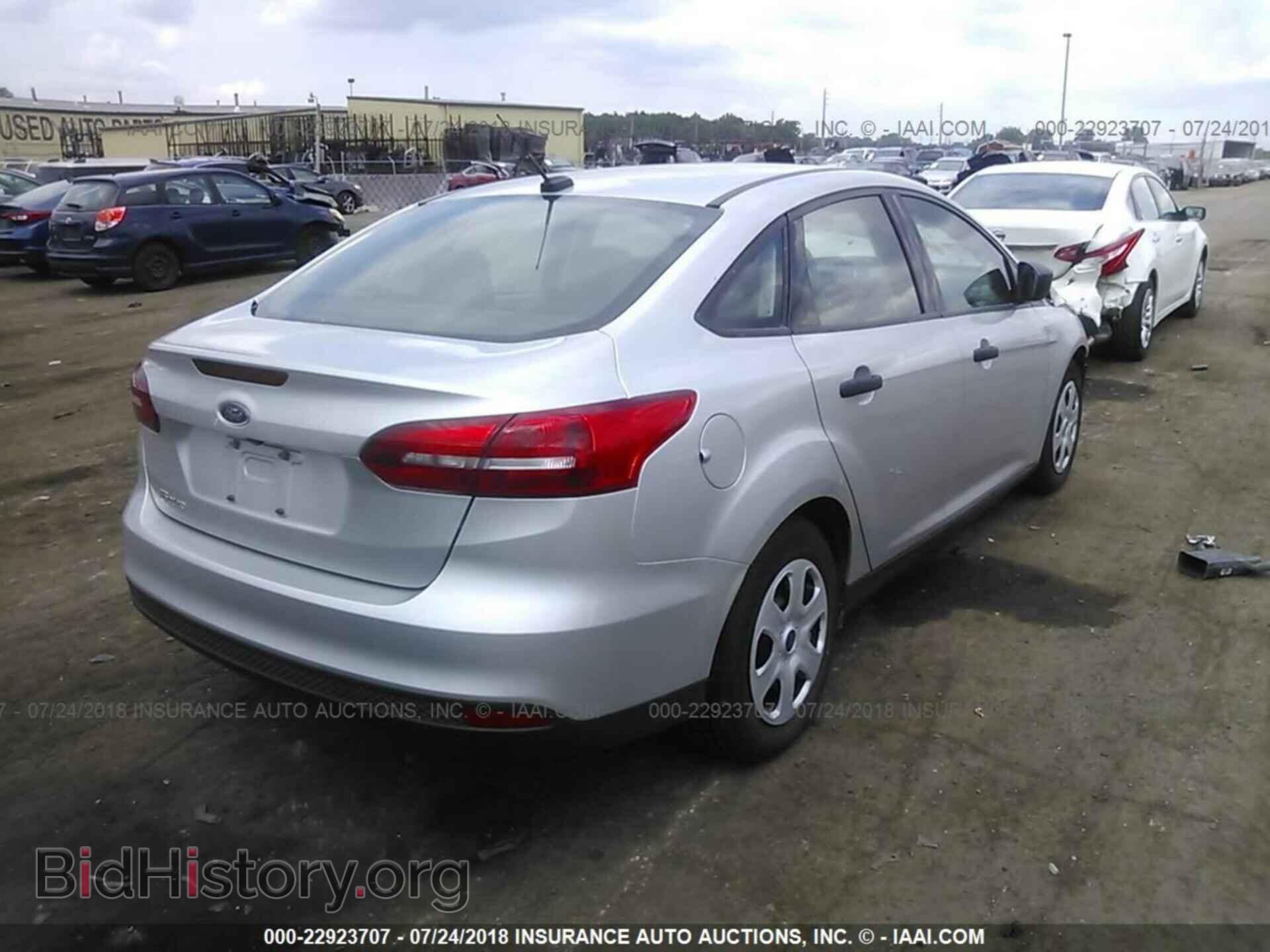 2017 Ford Focus - VIN: 1FADP3E2XHL328230 - Photo 4