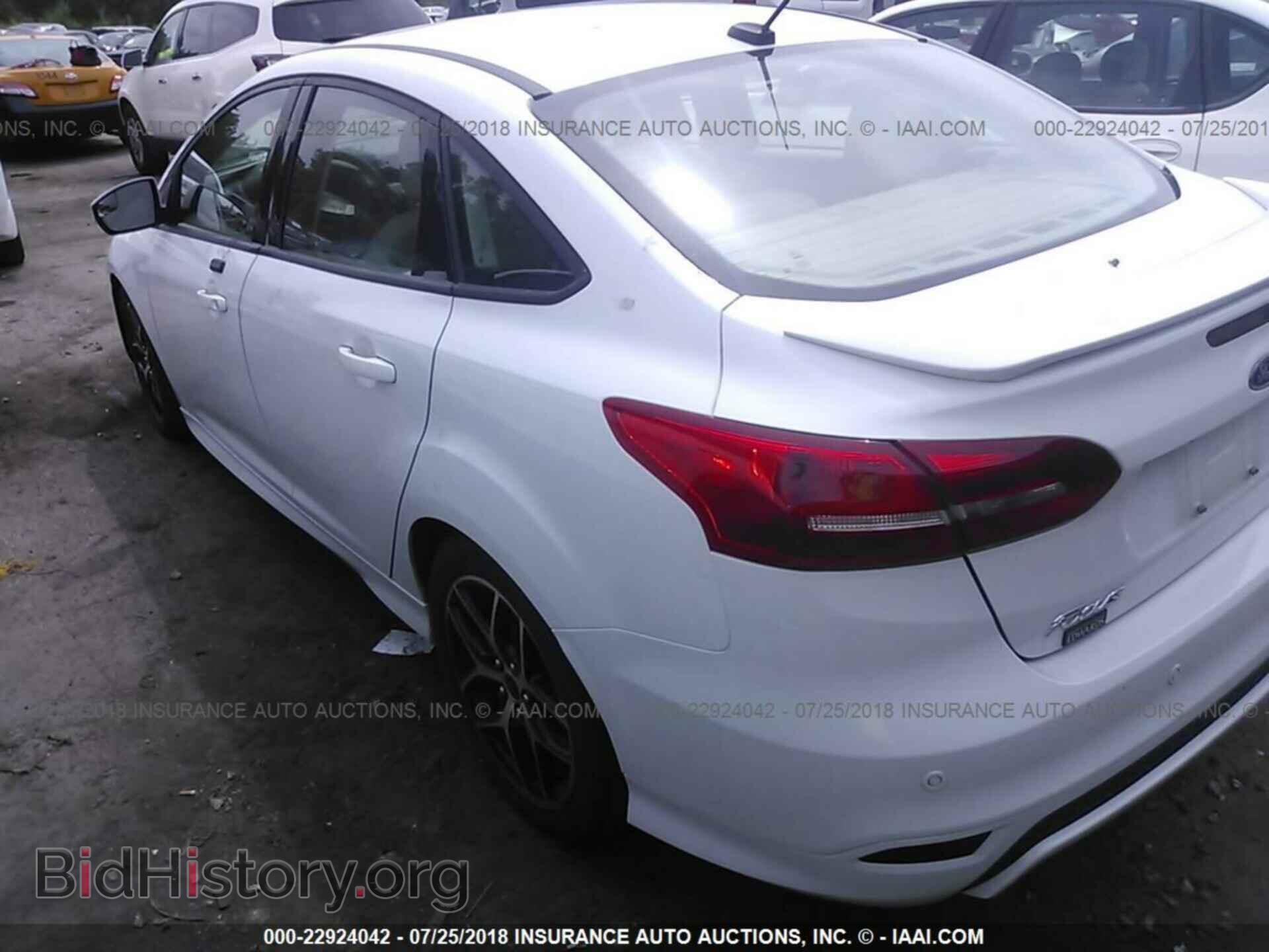 2016 Ford Focus - VIN: 1FADP3F25GL391572 - Photo 3