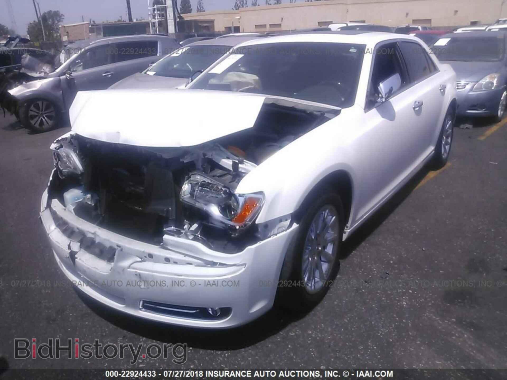 2014 Chrysler 300c - VIN: 2C3CCAET2EH233530 - Photo 2