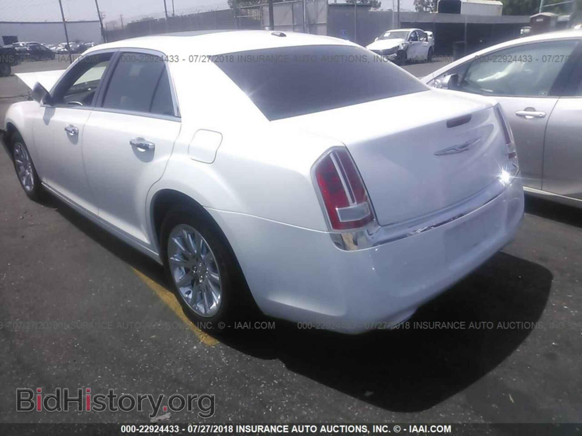 2014 Chrysler 300c - VIN: 2C3CCAET2EH233530 - Photo 3