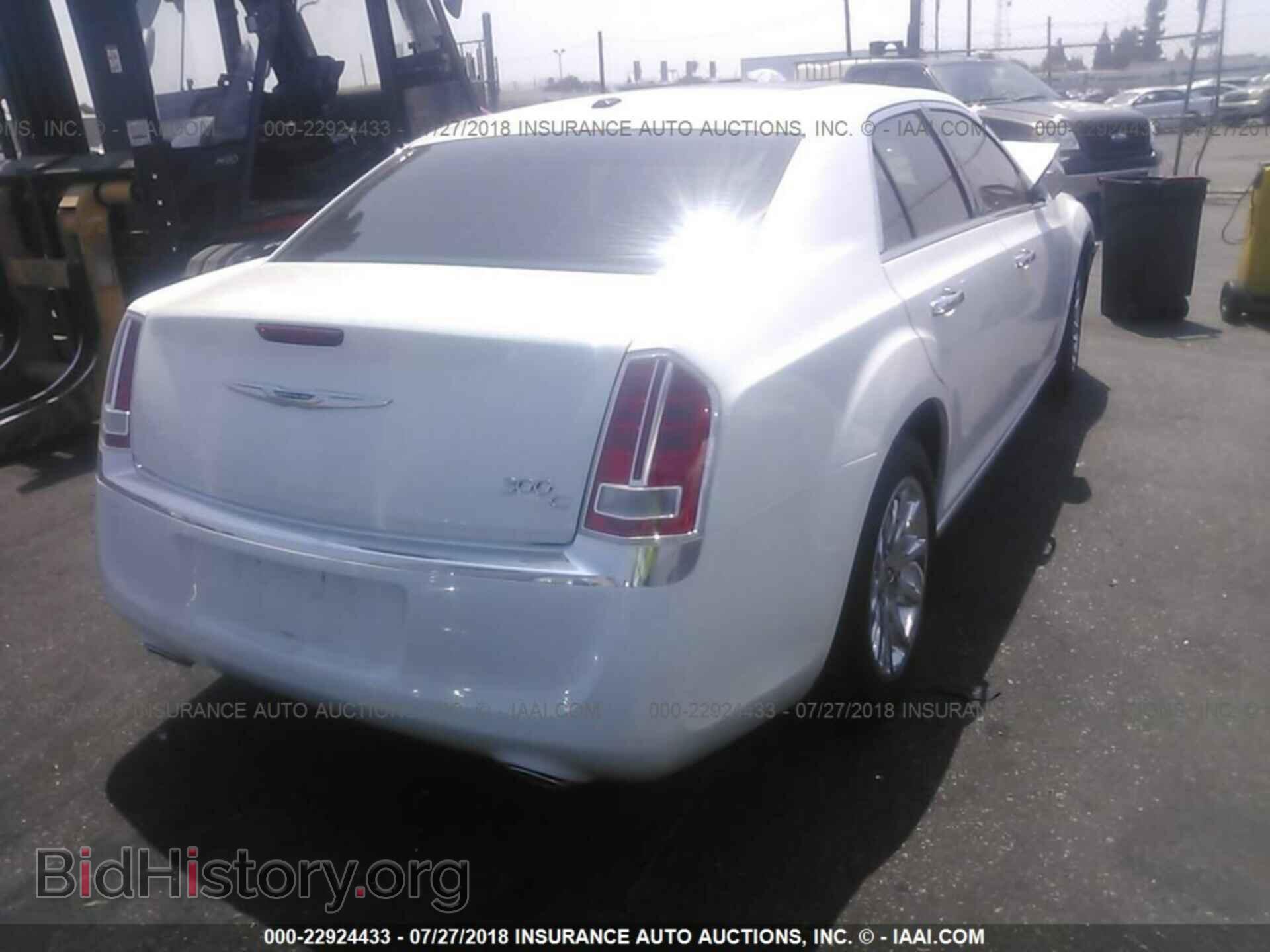 2014 Chrysler 300c - VIN: 2C3CCAET2EH233530 - Photo 4