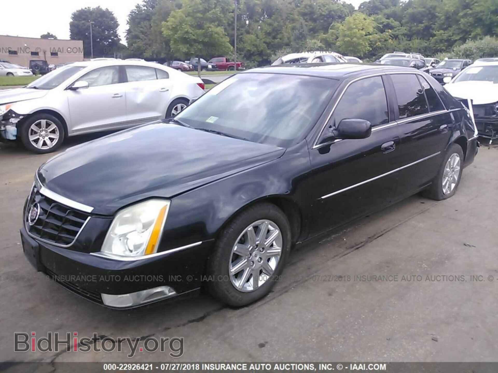 2011 Cadillac Dts - VIN: 1G6KH5E62BU149570 - Photo 2