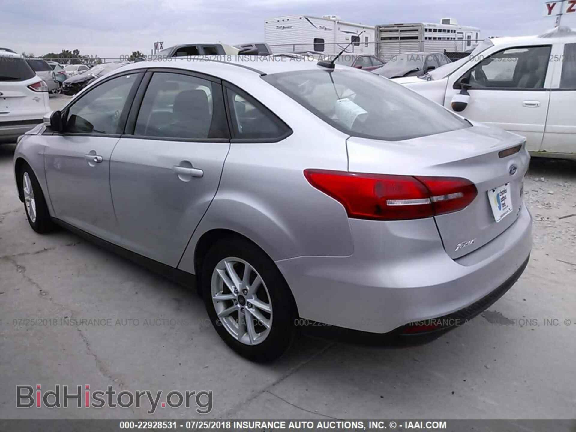 2016 Ford Focus - VIN: 1FADP3F27GL305467 - Photo 3