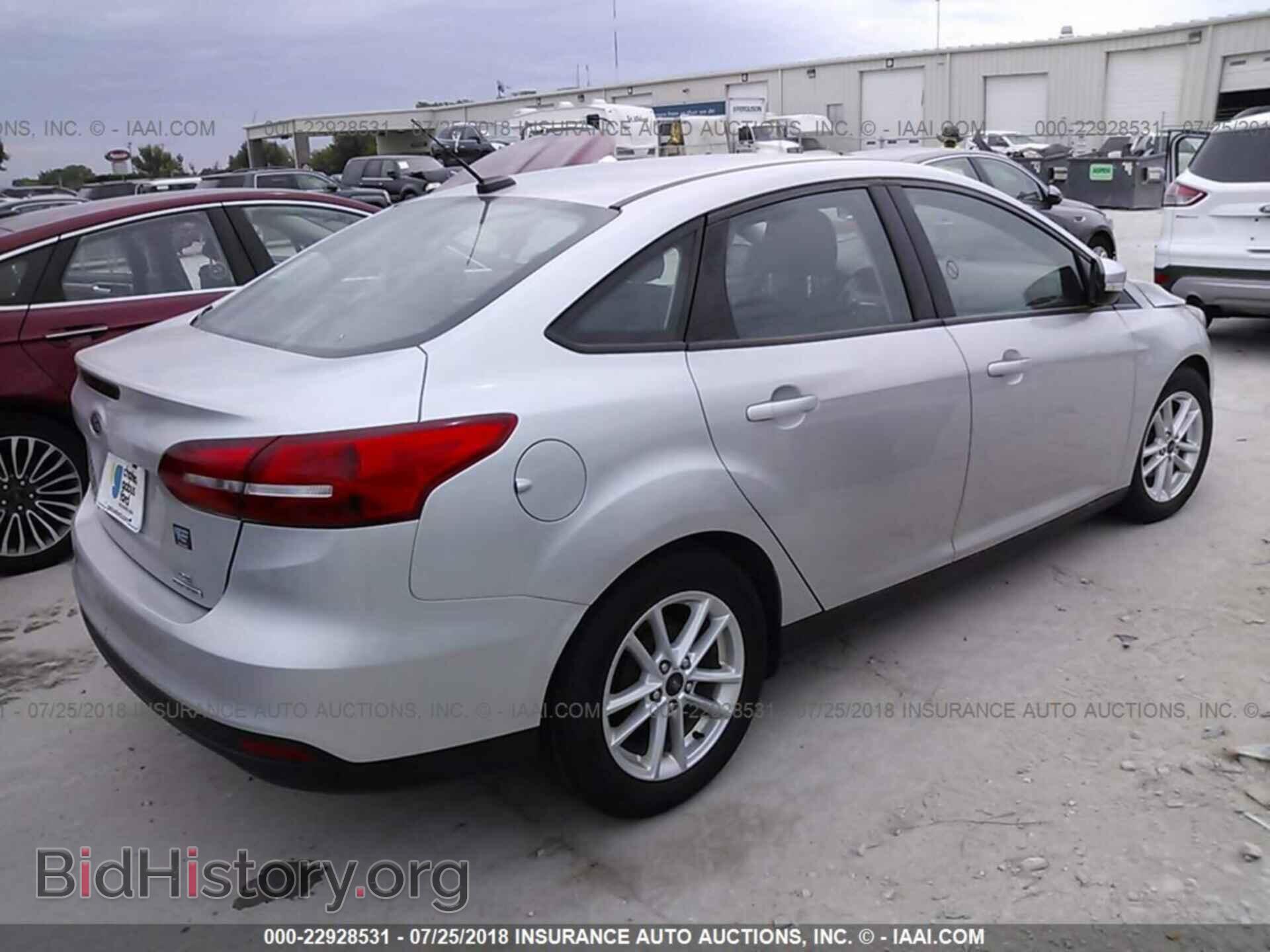 2016 Ford Focus - VIN: 1FADP3F27GL305467 - Photo 4