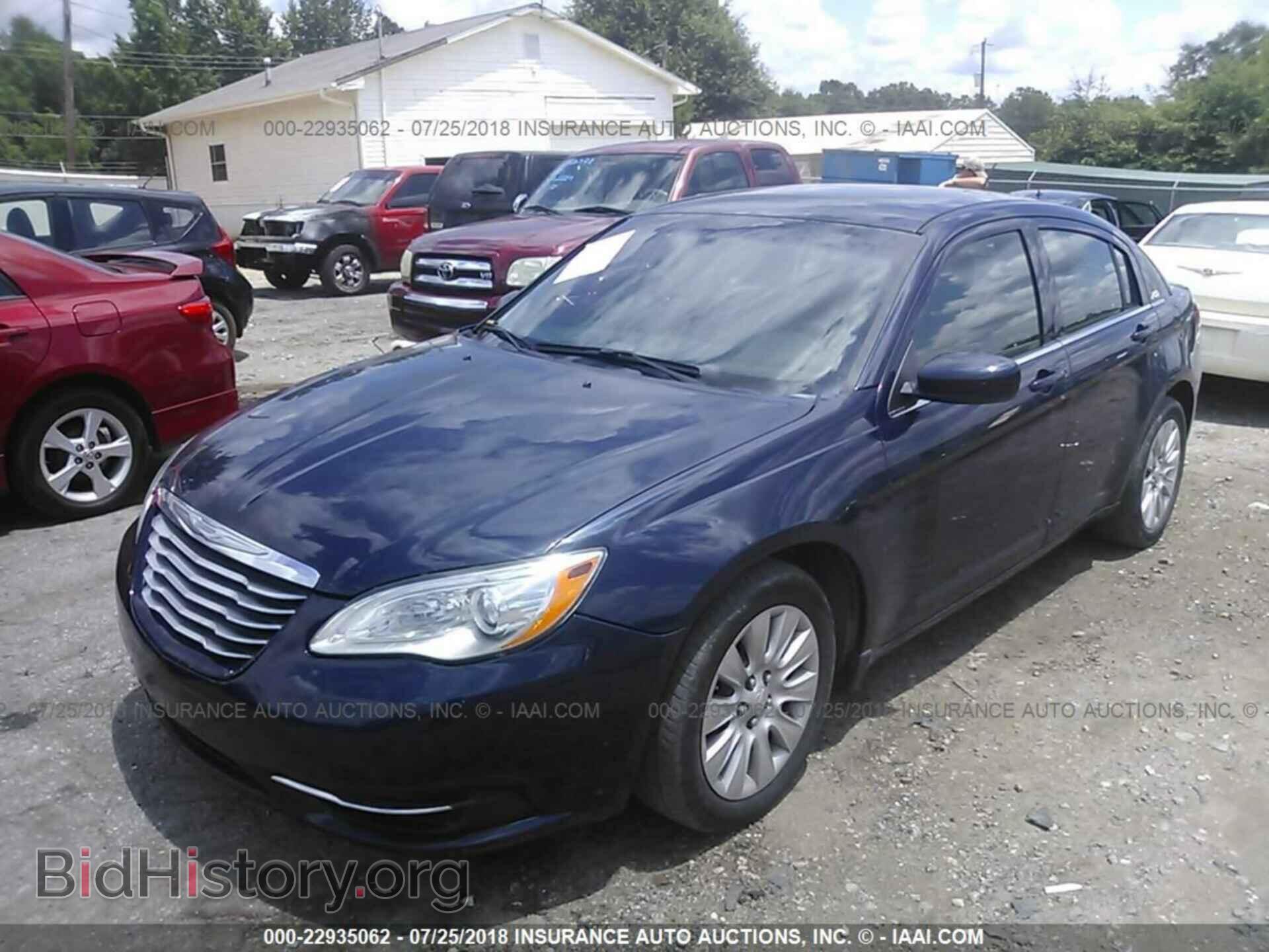 2014 Chrysler 200 - VIN: 1C3CCBAB2EN141182 - Photo 2