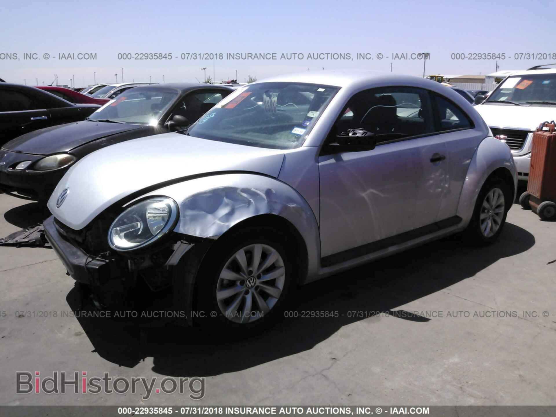 2014 Volkswagen Beetle - VIN: 3VWFP7AT7EM631174 - Фото 2