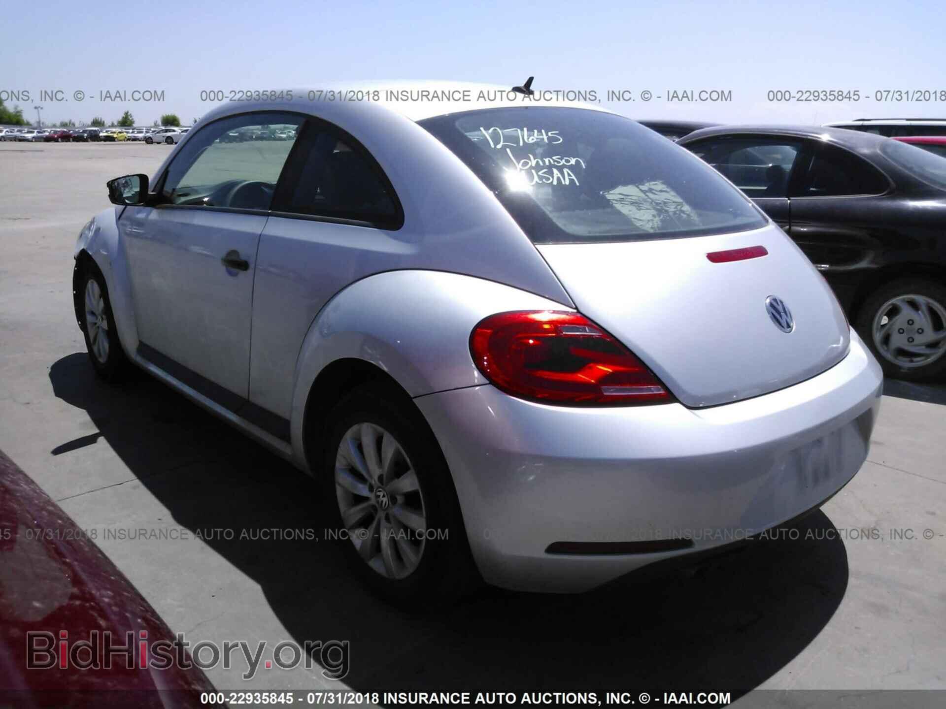 2014 Volkswagen Beetle - VIN: 3VWFP7AT7EM631174 - Фото 3
