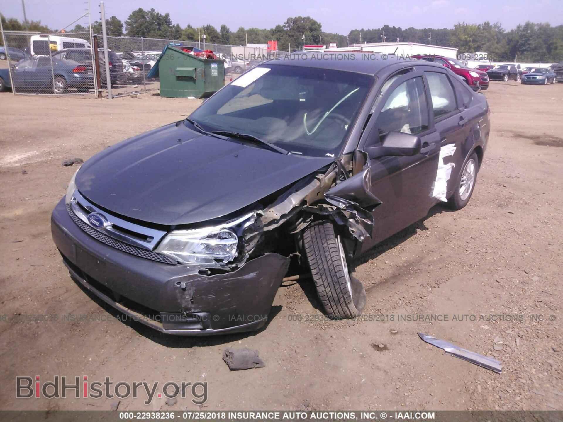 2011 Ford Focus - VIN: 1FAHP3FN2BW152502 - Photo 2