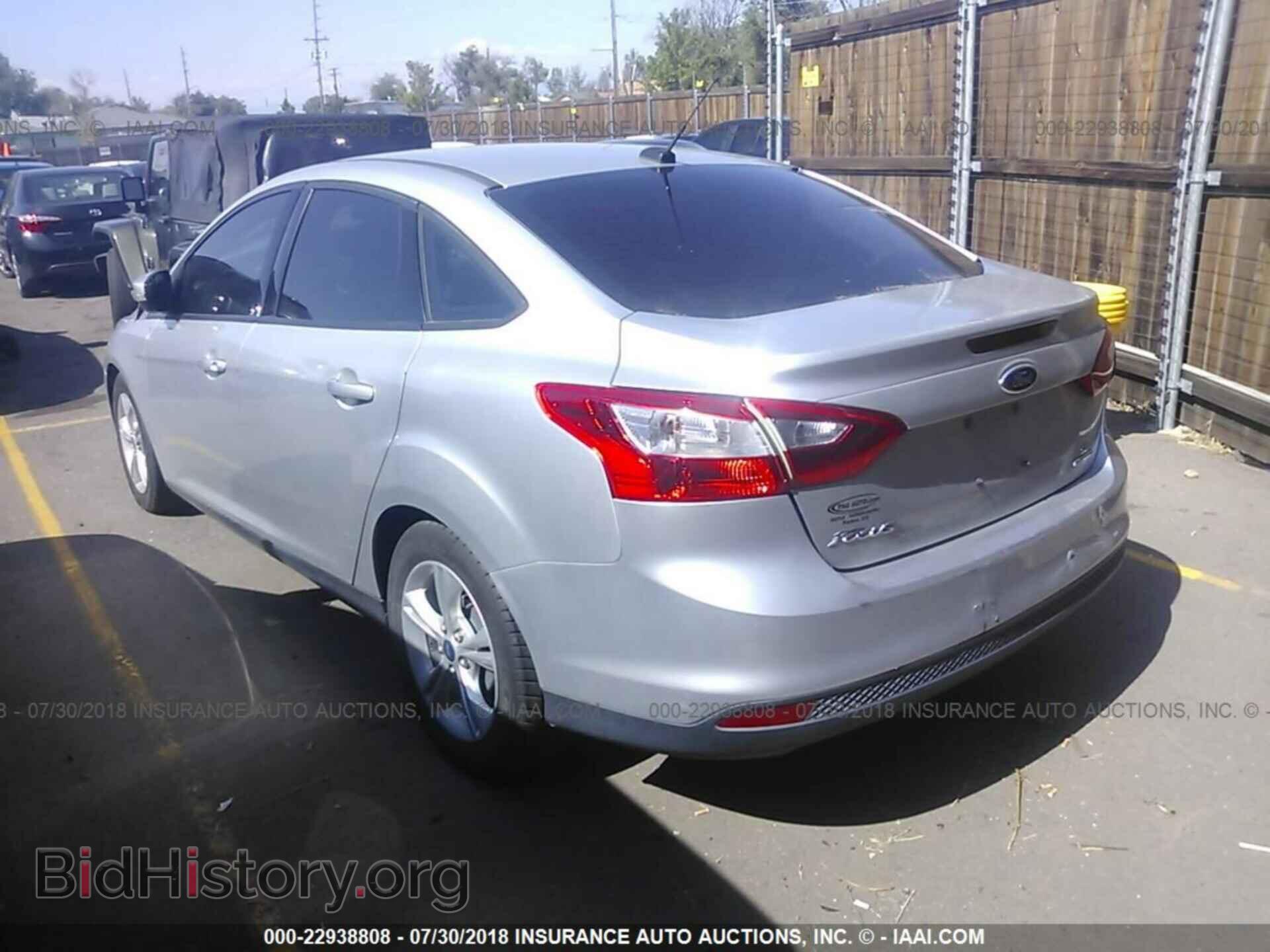 2014 Ford Focus - VIN: 1FADP3F23EL198933 - Photo 3