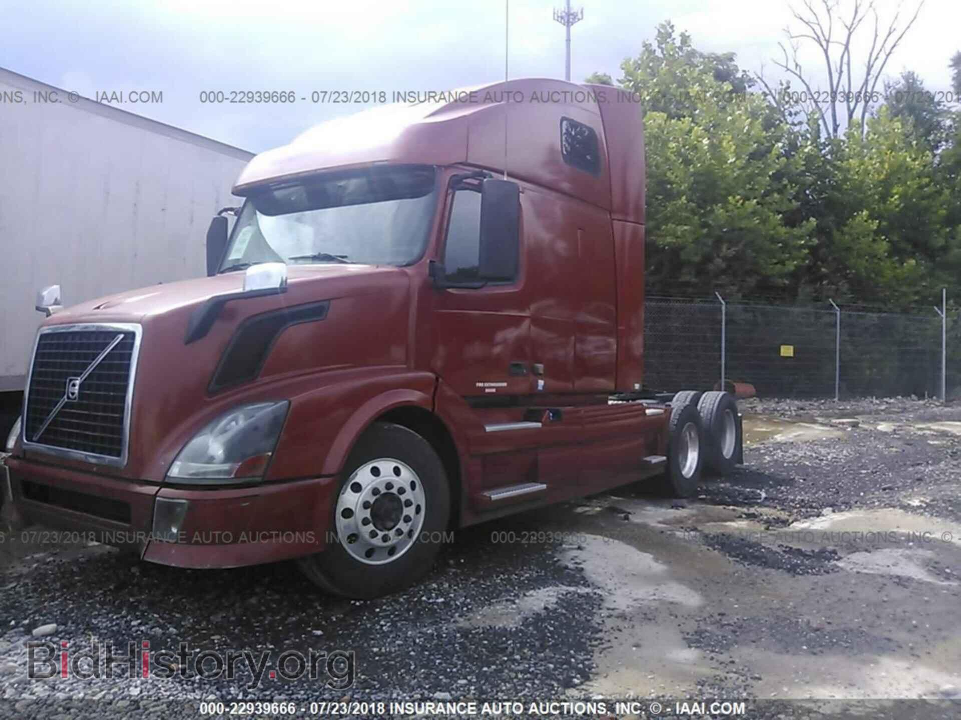 2013 Volvo Vnl - VIN: 4V4NC9EG0DN560332 - Фото 2