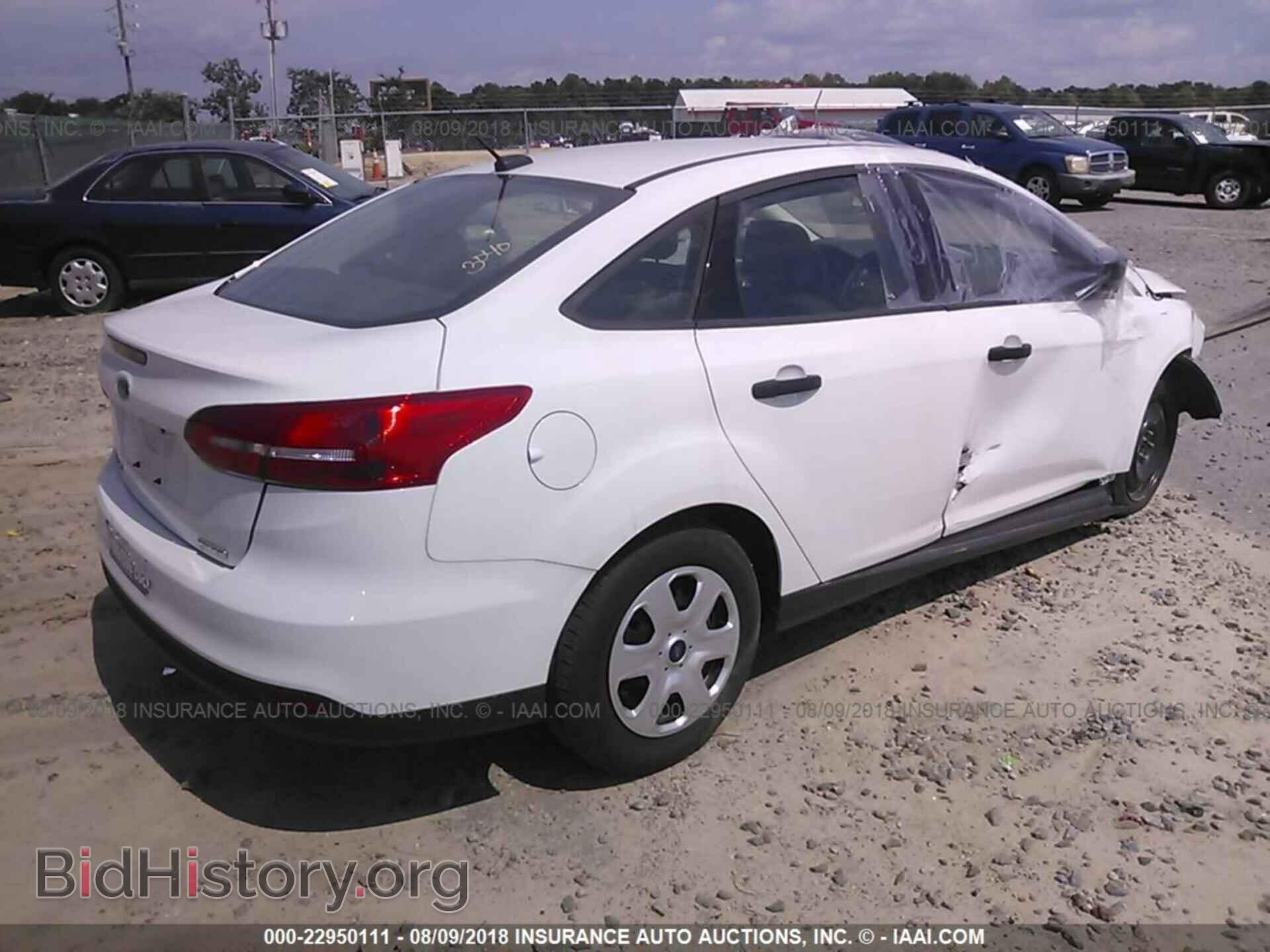 2016 Ford Focus - VIN: 1FADP3E2XGL345673 - Photo 4