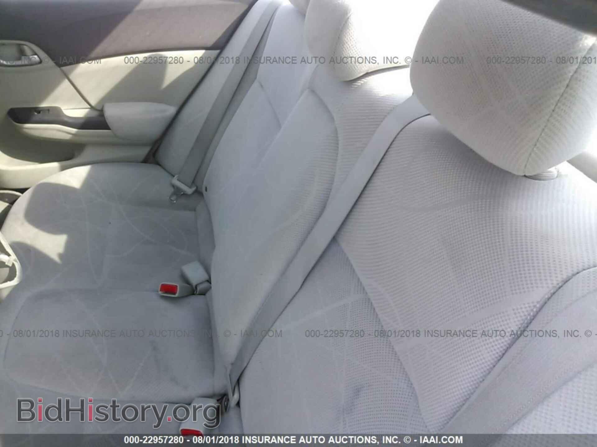 2012 Honda Civic - VIN: 2HGFB2F57CH333607 - Photo 8