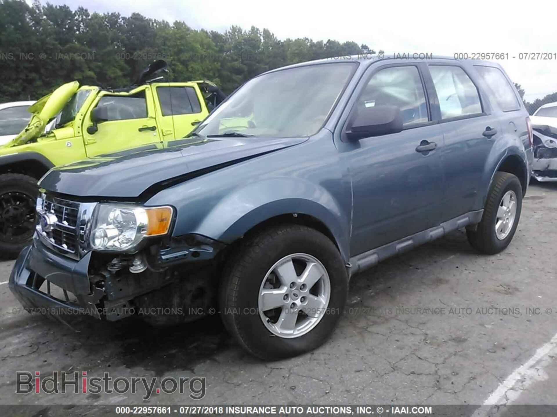 2011 Ford Escape - VIN: 1FMCU0C74BKC01882 - Фото 2