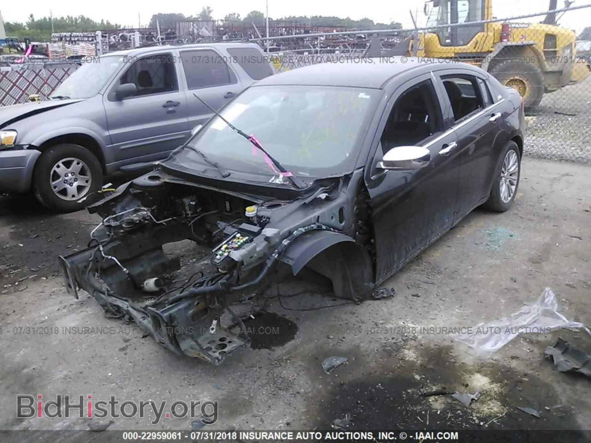 2013 Chrysler 200 - VIN: 1C3CCBCG0DN674817 - Photo 2
