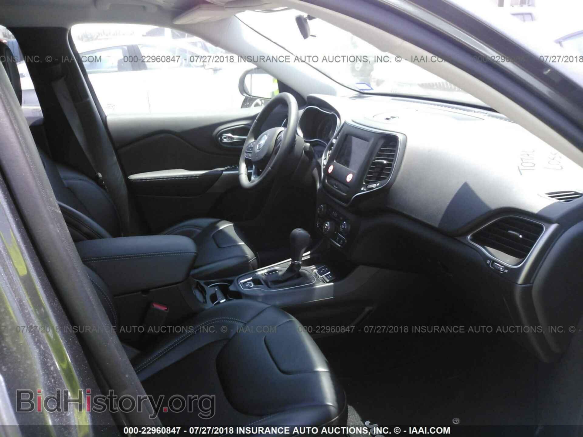 2019 Jeep Cherokee - VIN: 1C4PJLLB5KD201933 - Photo 5