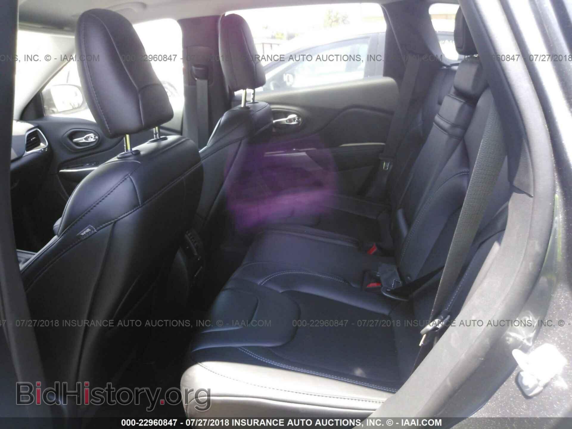 2019 Jeep Cherokee - VIN: 1C4PJLLB5KD201933 - Photo 8