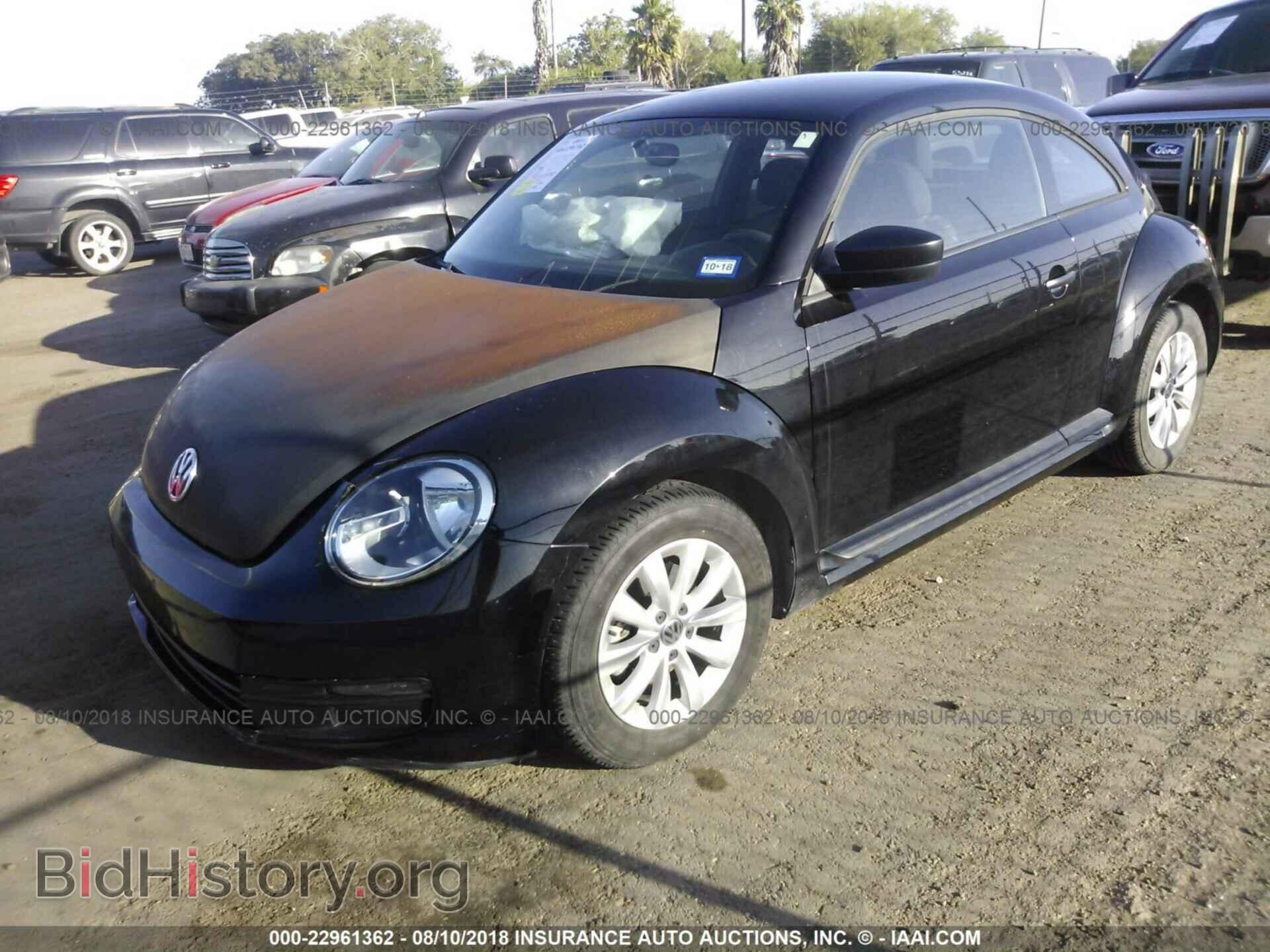 2013 Volkswagen Beetle - VIN: 3VWFP7AT0DM633606 - Фото 2