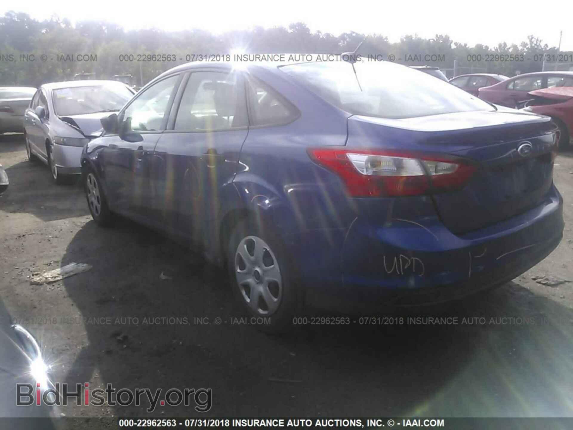 2012 Ford Focus - VIN: 1FAHP3E28CL285582 - Photo 3