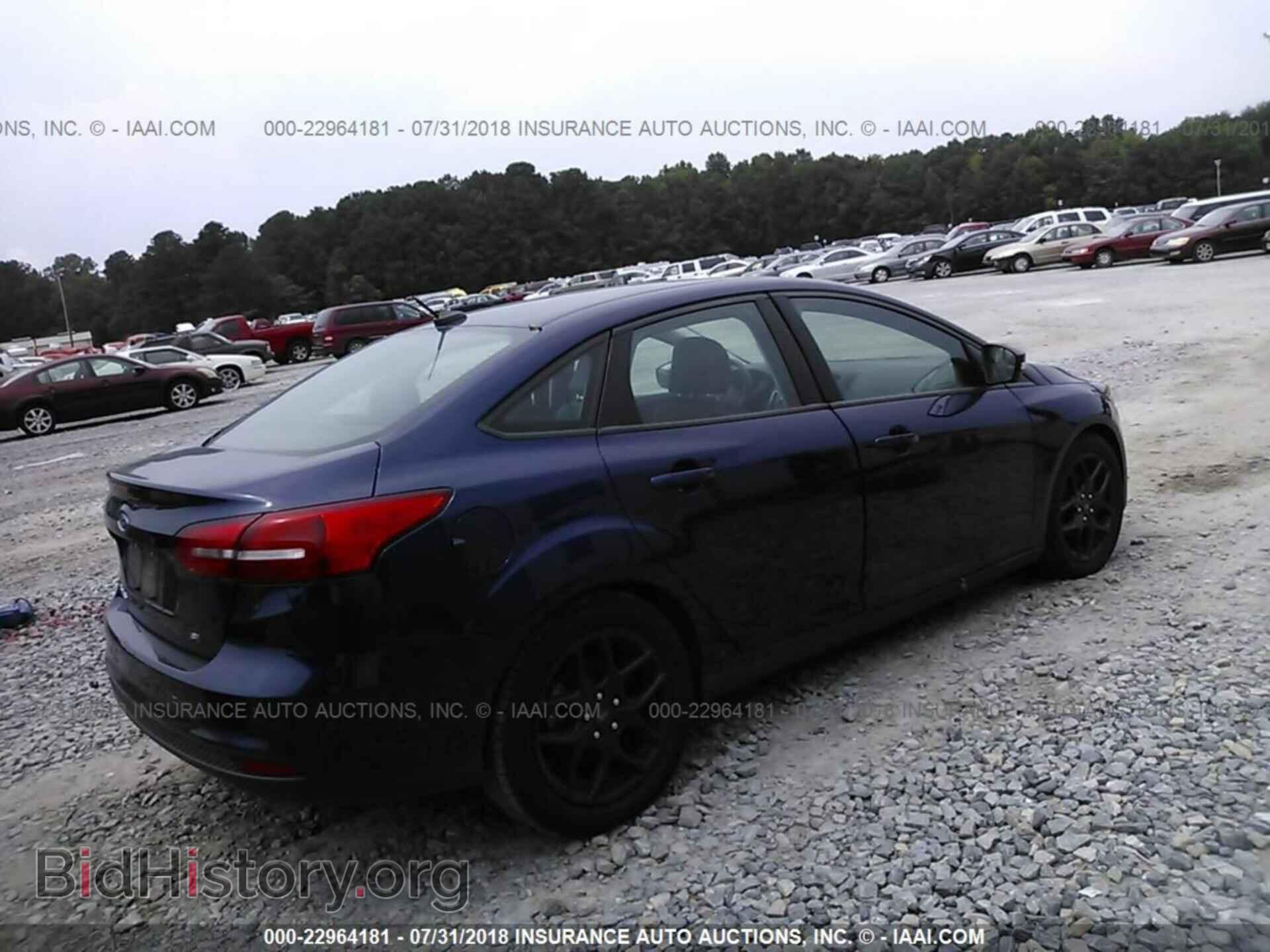 2016 Ford Focus - VIN: 1FADP3F24GL307628 - Photo 4