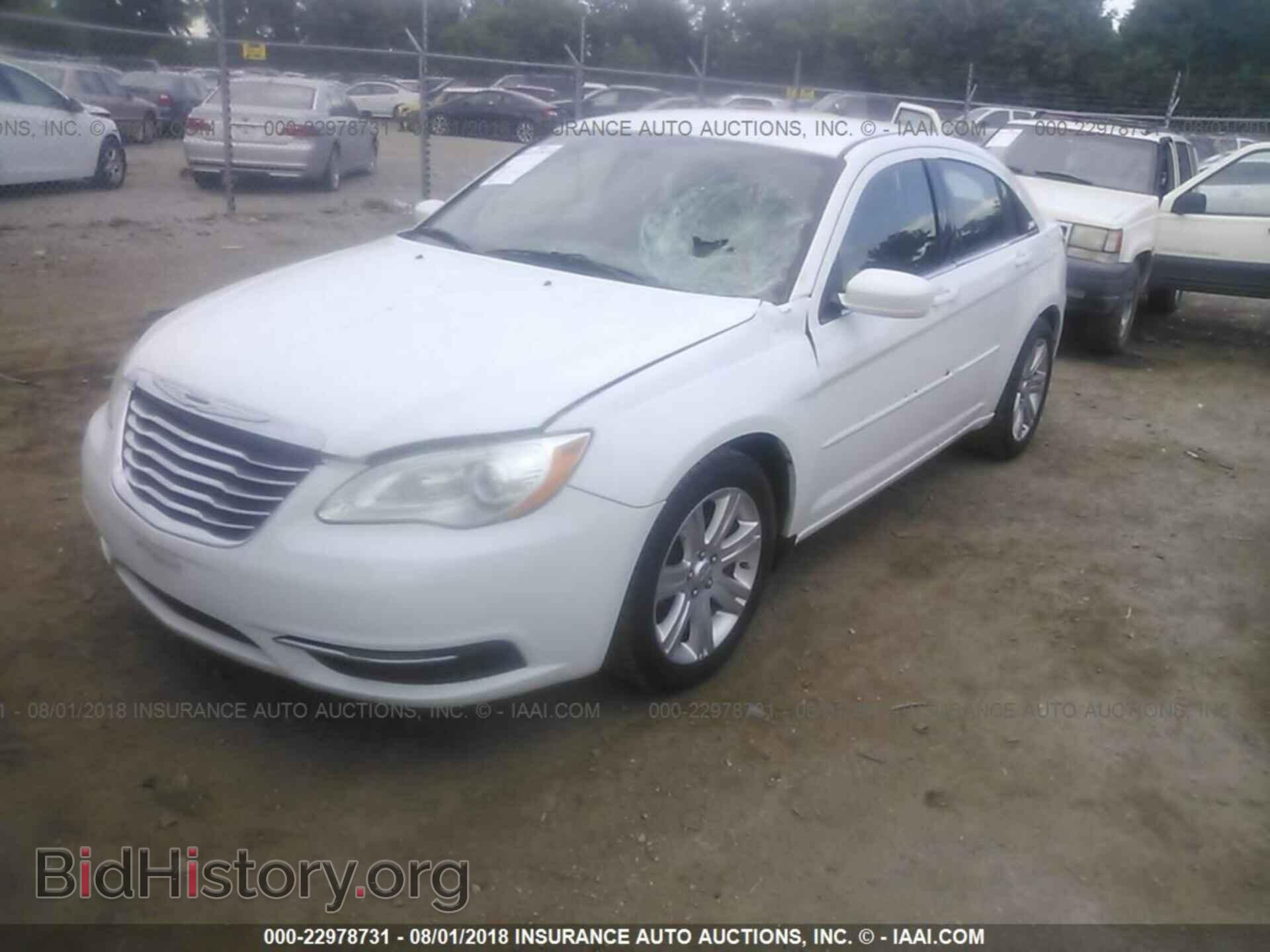 2012 Chrysler 200 - VIN: 1C3CCBAB8CN318105 - Фото 2
