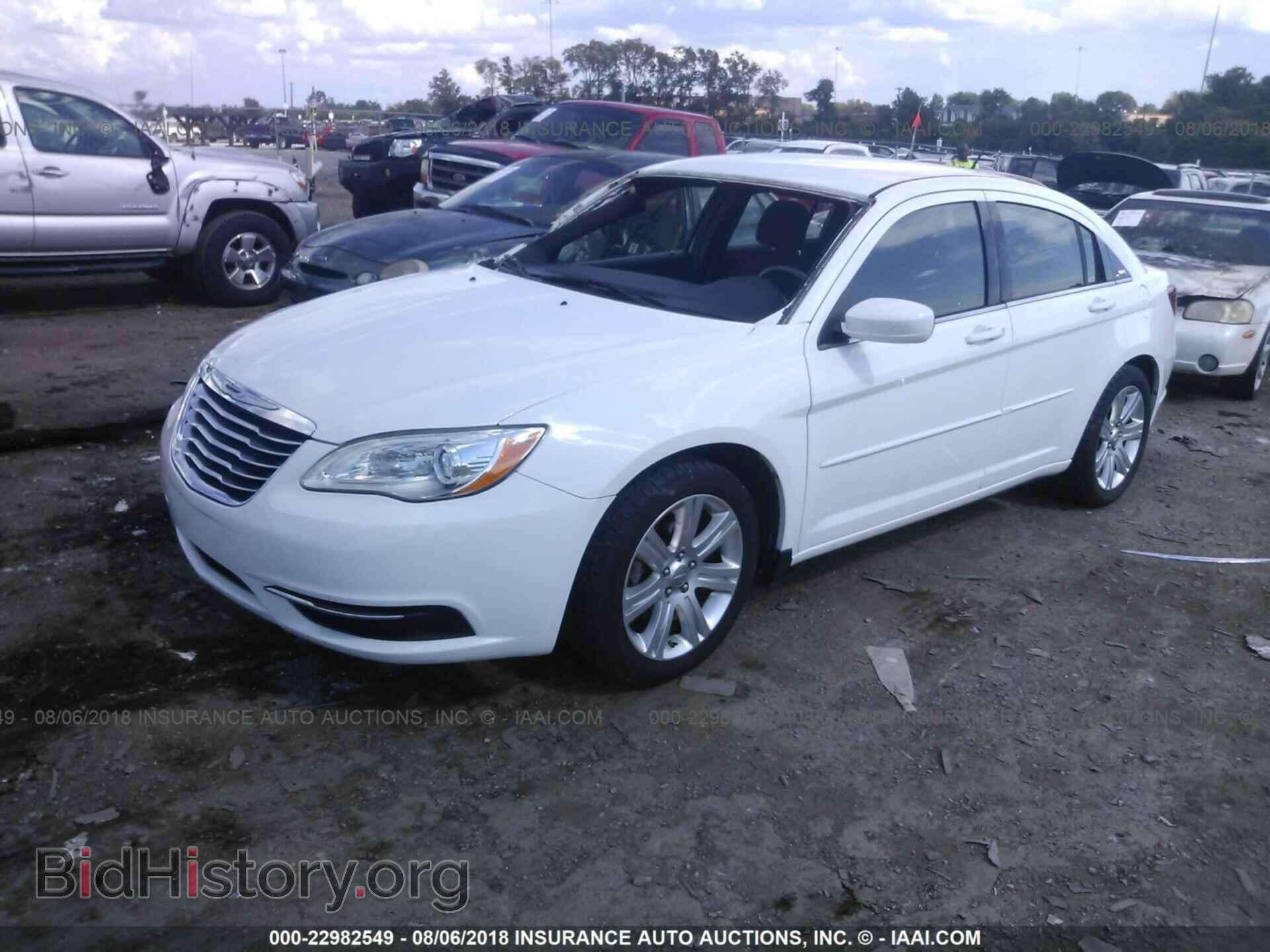 2013 Chrysler 200 - VIN: 1C3CCBBB8DN656412 - Photo 2