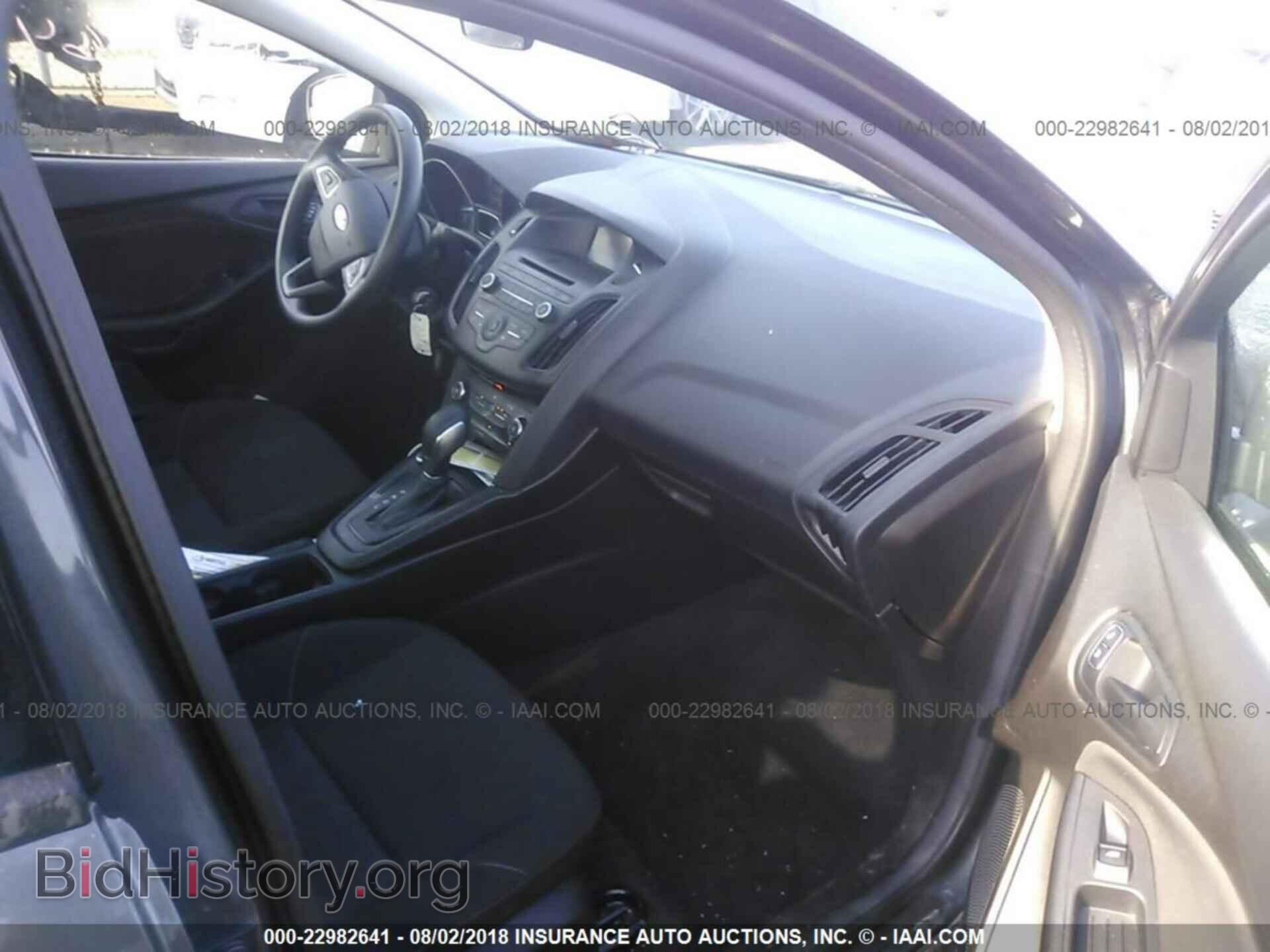2016 Ford Focus - VIN: 1FADP3E22GL394821 - Photo 5