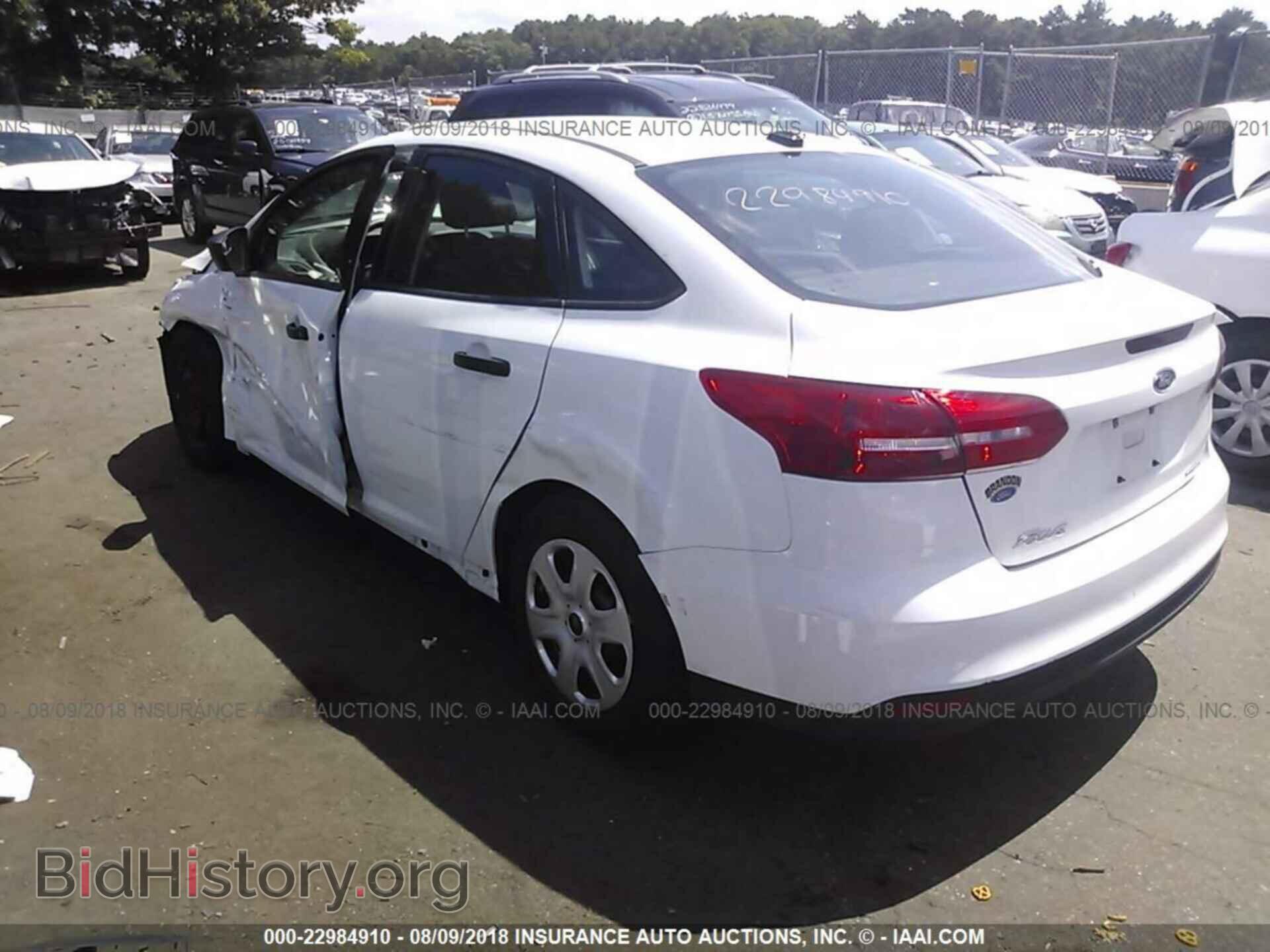 2016 Ford Focus - VIN: 1FADP3E24GL304665 - Photo 3