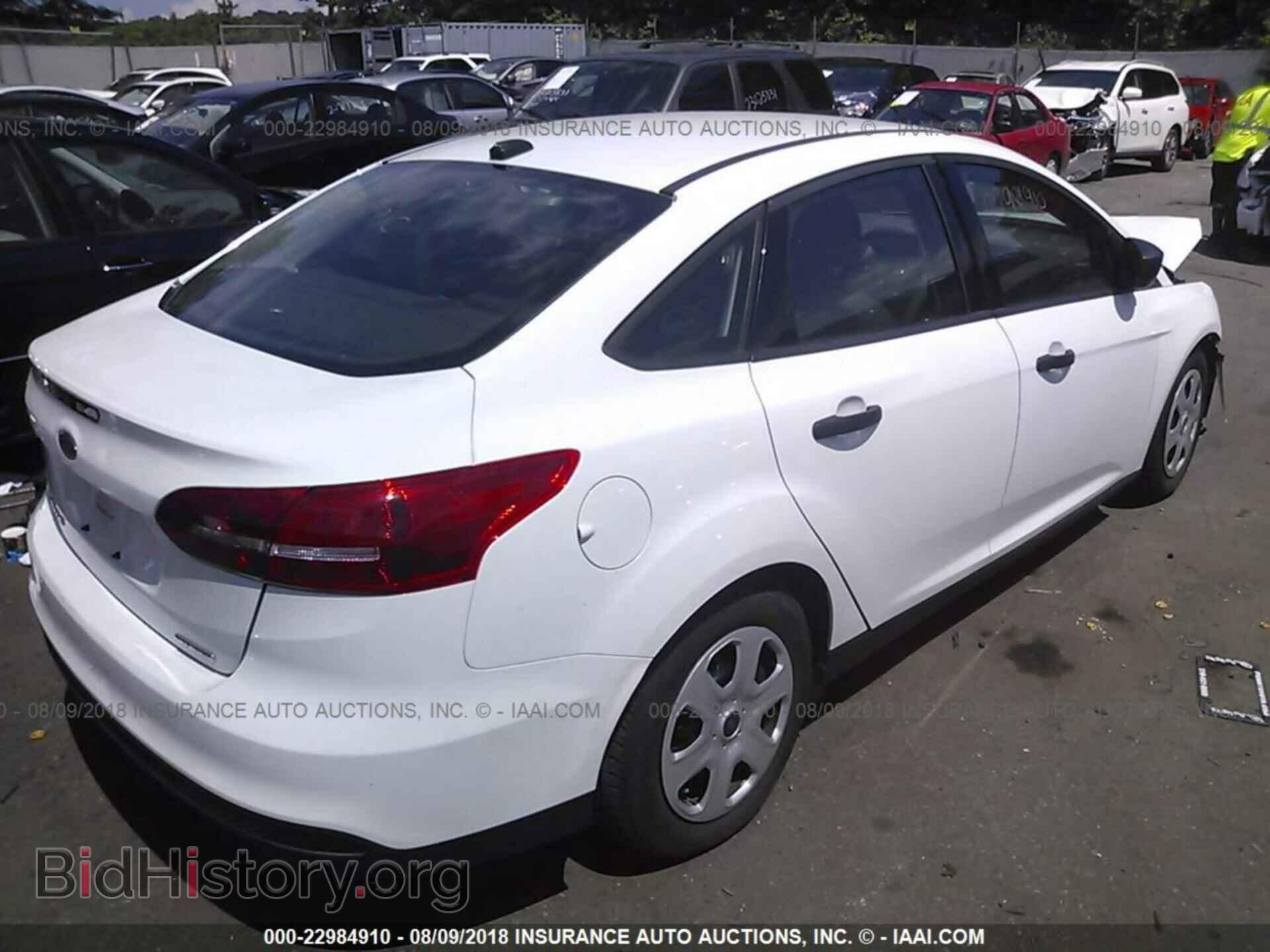 2016 Ford Focus - VIN: 1FADP3E24GL304665 - Photo 4