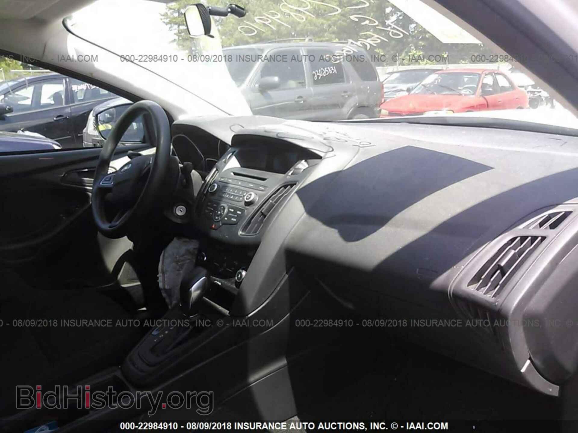 2016 Ford Focus - VIN: 1FADP3E24GL304665 - Photo 5