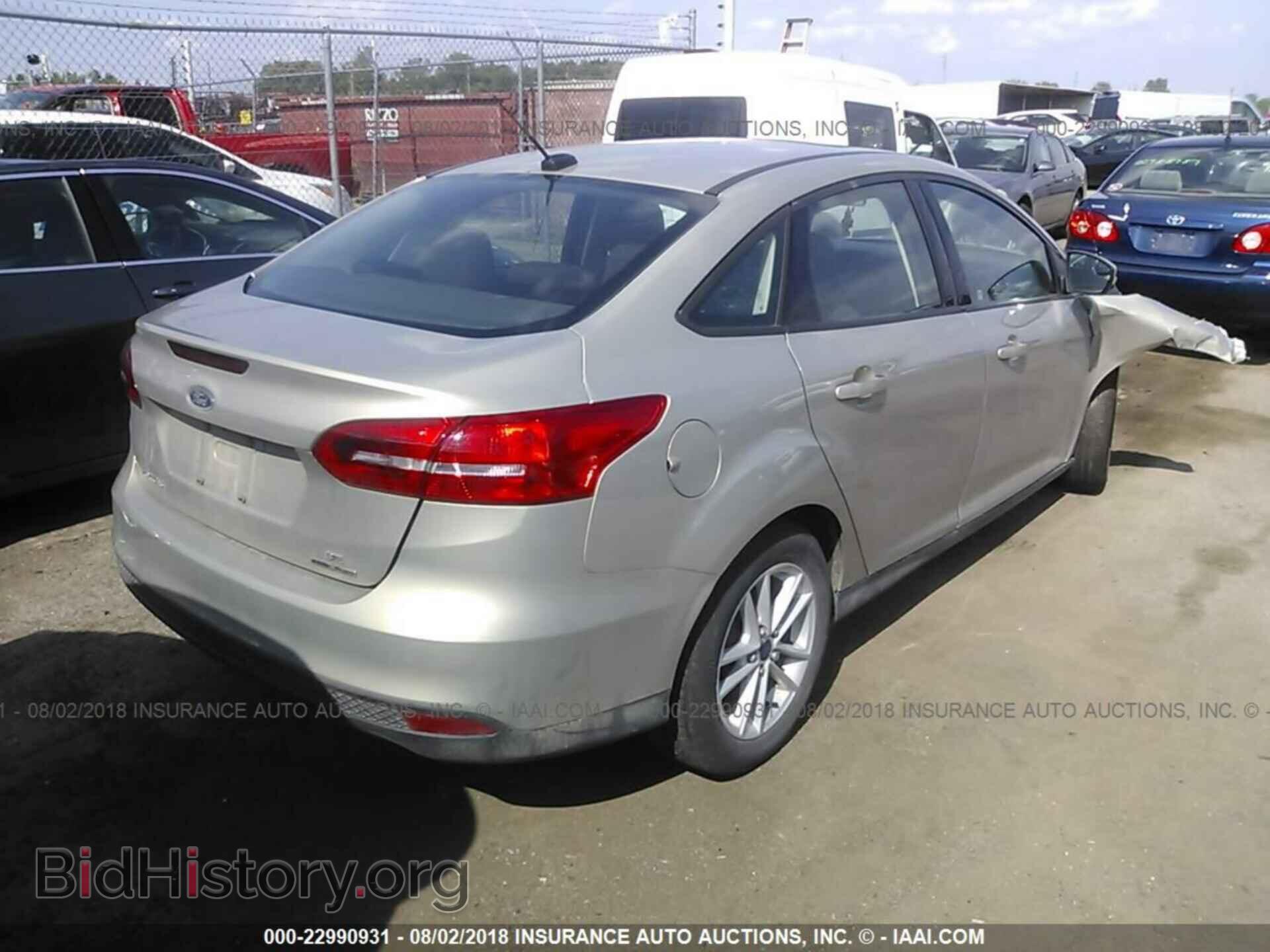 2015 Ford Focus - VIN: 1FADP3F24FL230239 - Photo 4