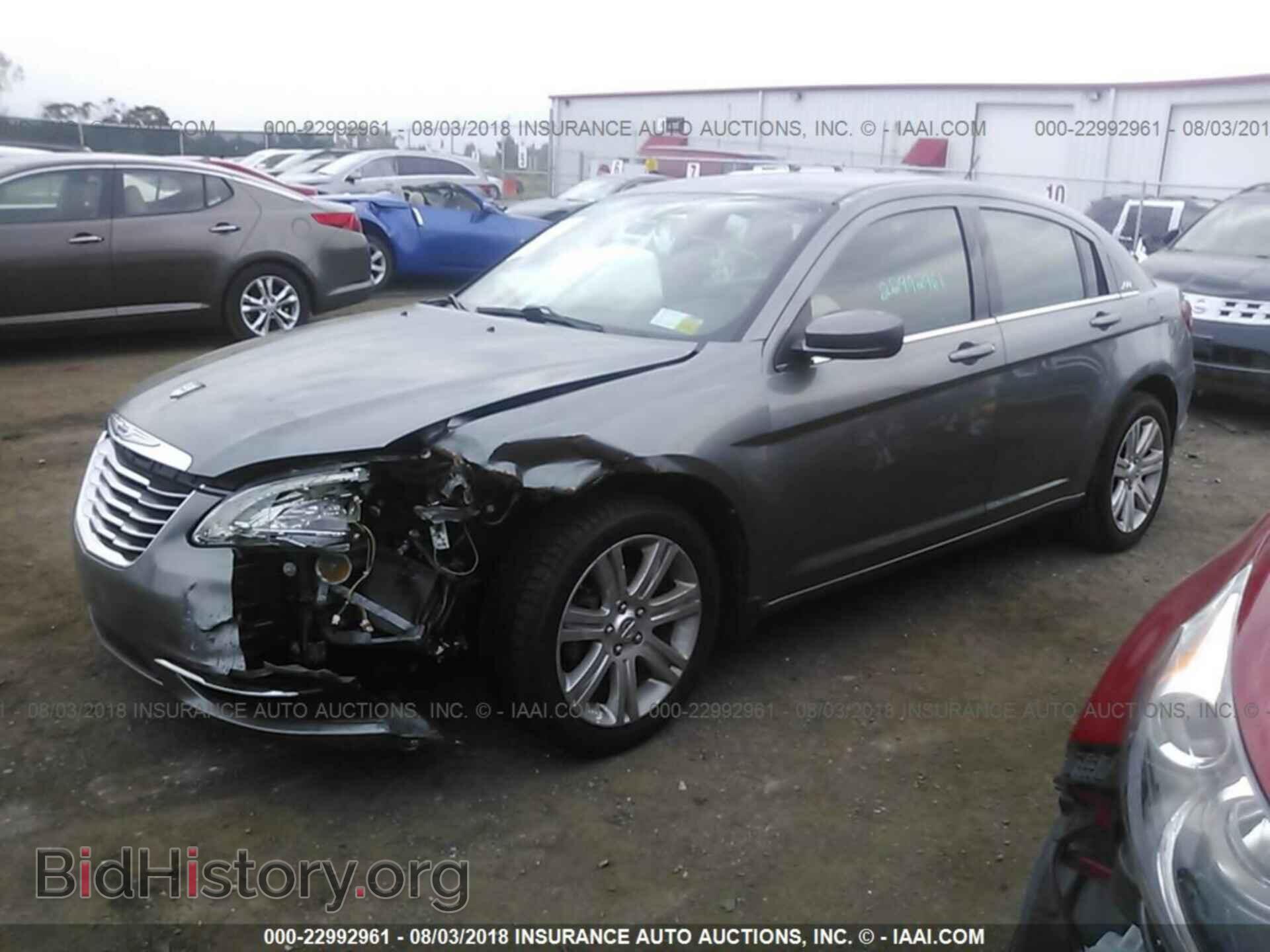 2013 Chrysler 200 - VIN: 1C3CCBAB0DN735834 - Фото 2