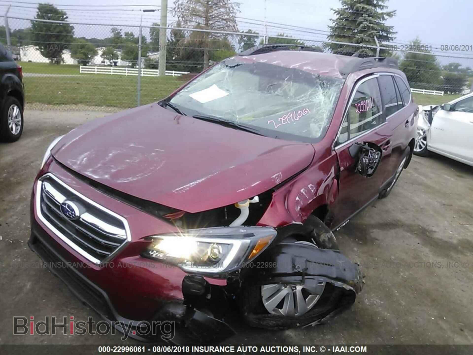 2018 Subaru Outback - VIN: 4S4BSAFC2J3355130 - Фото 2
