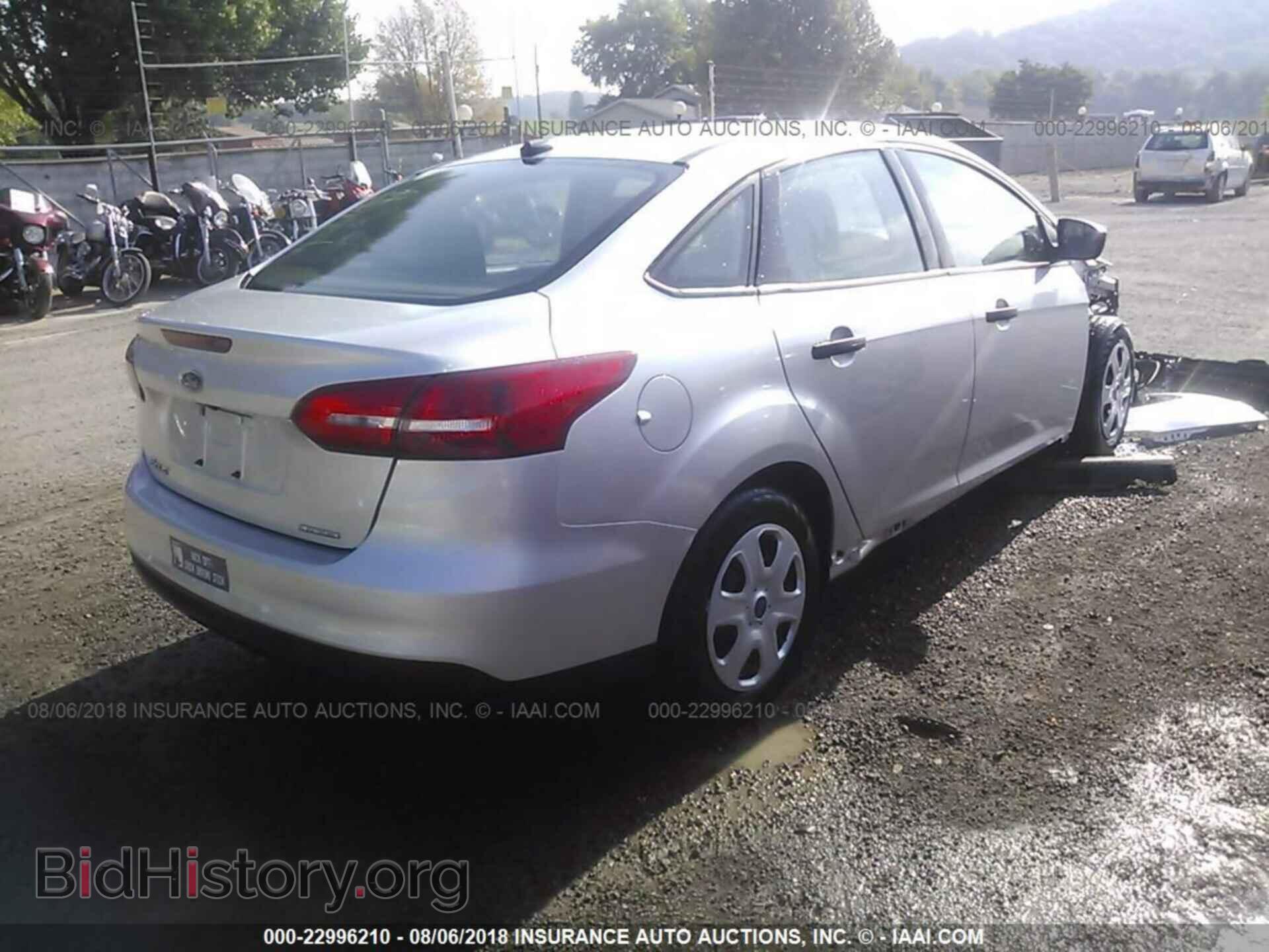 2016 Ford Focus - VIN: 1FADP3E29GL390636 - Photo 4